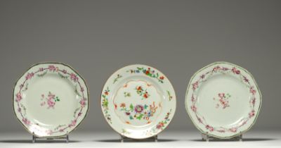 China - Set of three Famille Rose porcelain plates decorated with flowers.