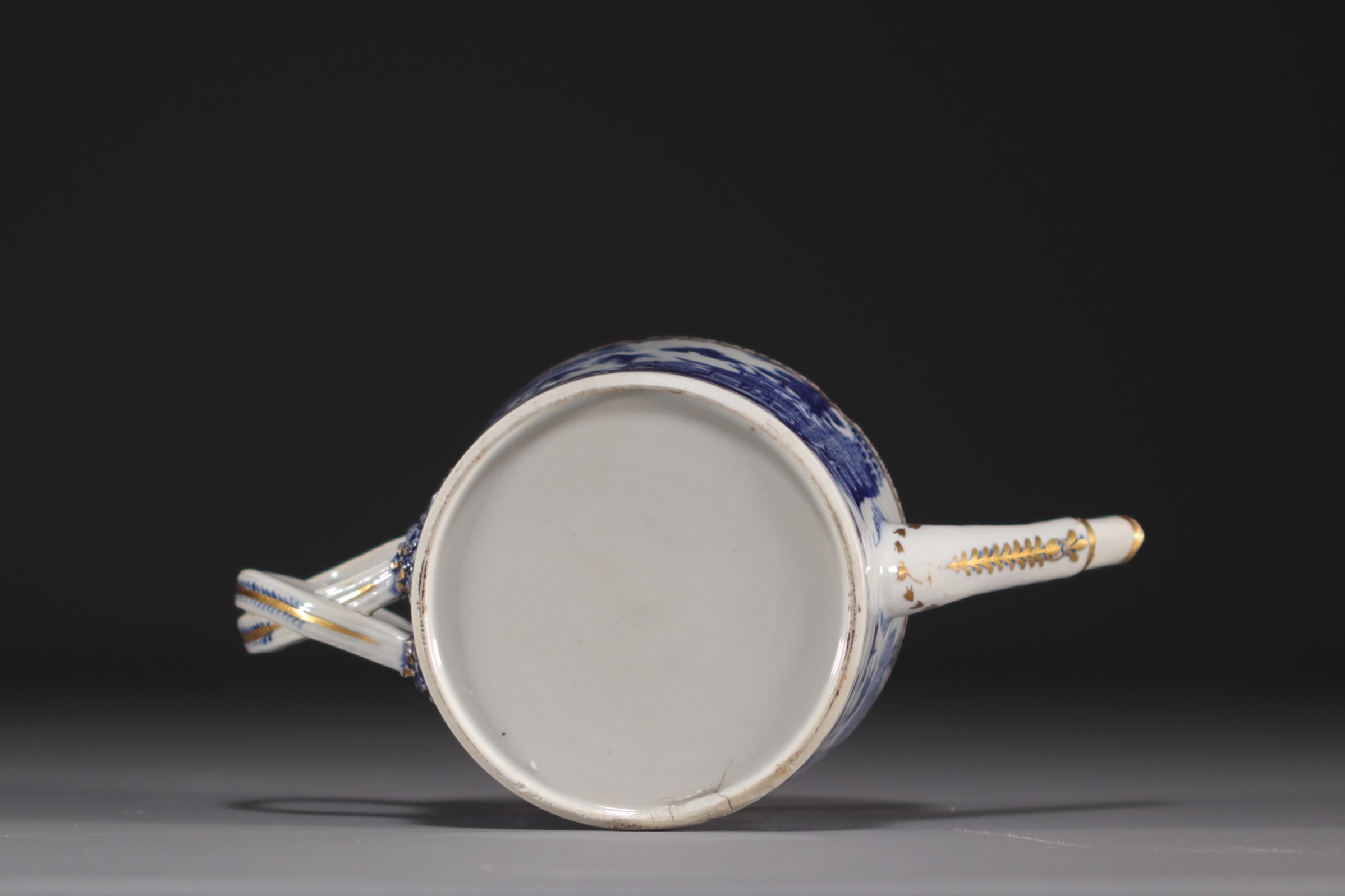 China - Blue-white porcelain teapot with gold highlights, Qianlong, 18th century. - Image 6 of 6