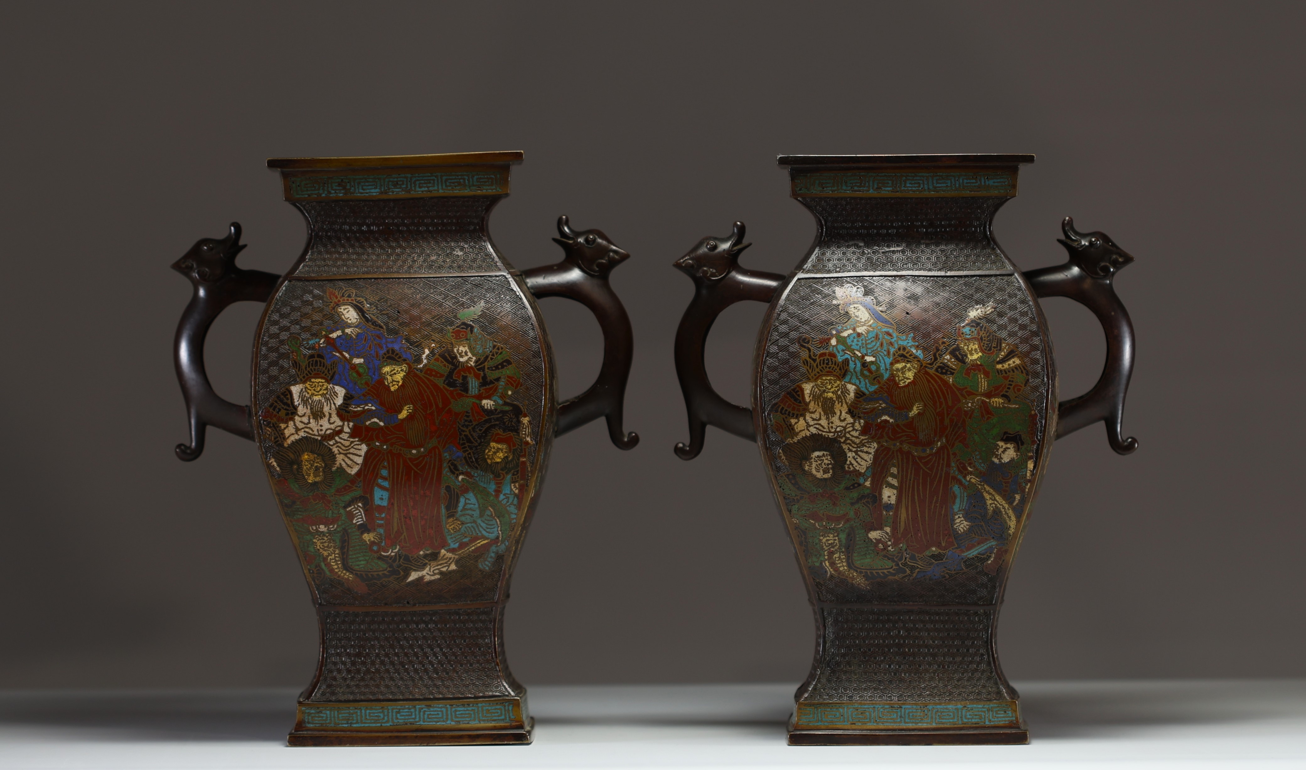 Japan - Pair of patinated bronze and cloisonne enamel baluster vases decorated with figures, Meiji p - Image 4 of 5