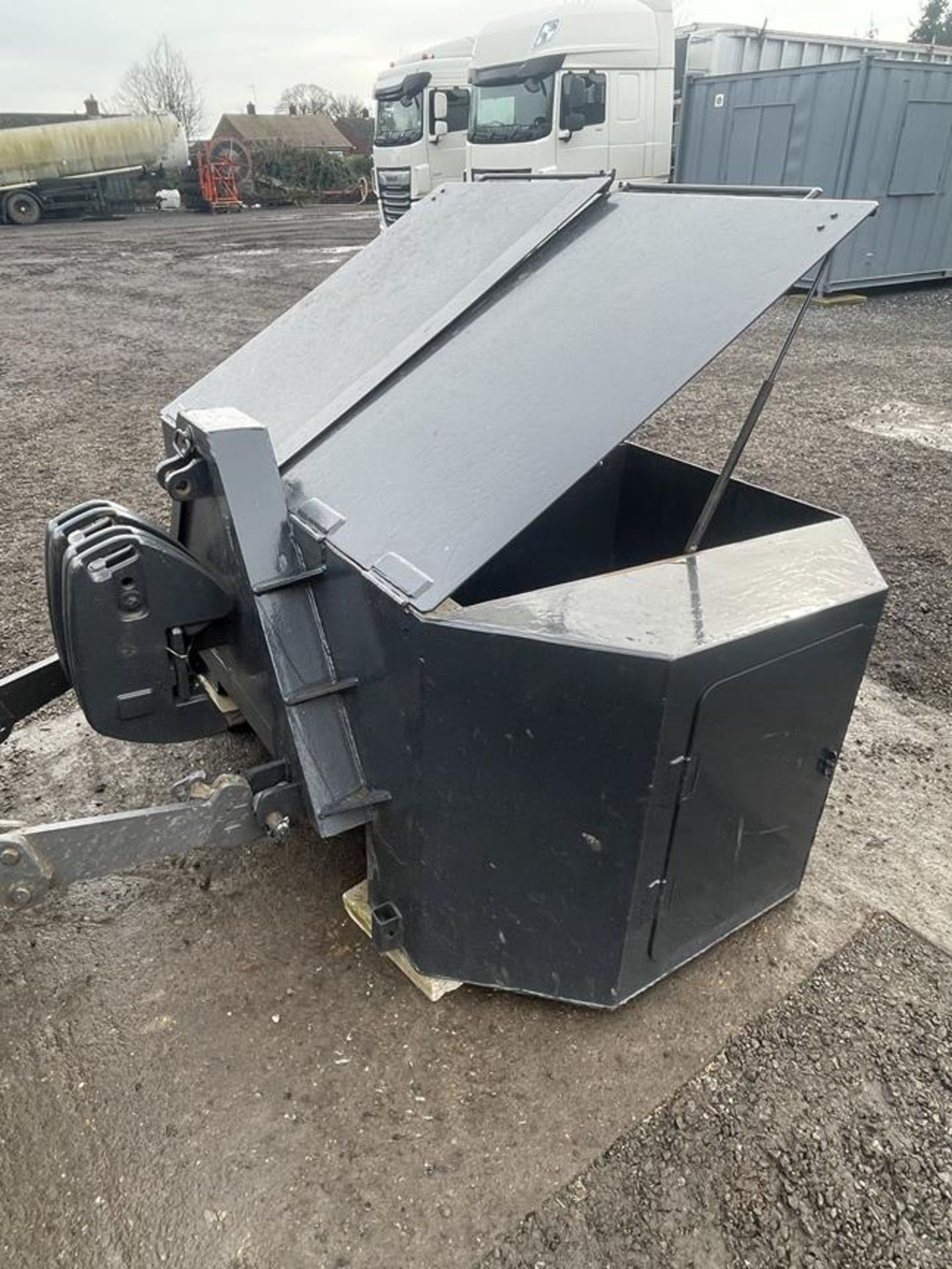 Front Tractor Weight Box, Split Lid, Side Lockers, Capacity for 32 x 20kg bags, Dimensions 2200mm - Image 4 of 5