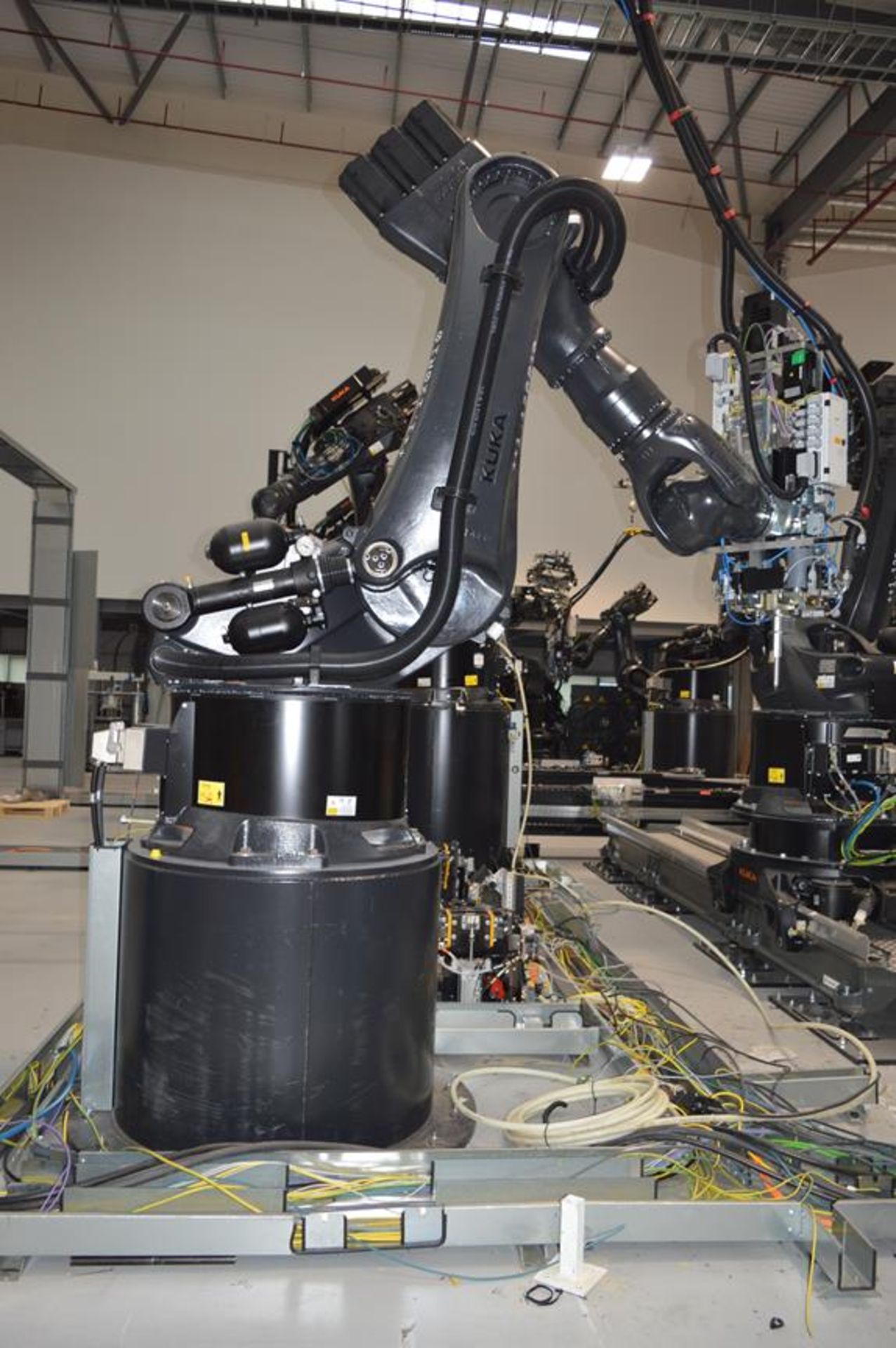 Kuka, KR280 R3080 FLR six axis robot on extended pedestal, Serial No. 4380792 (DOM: 2021) with KR C4