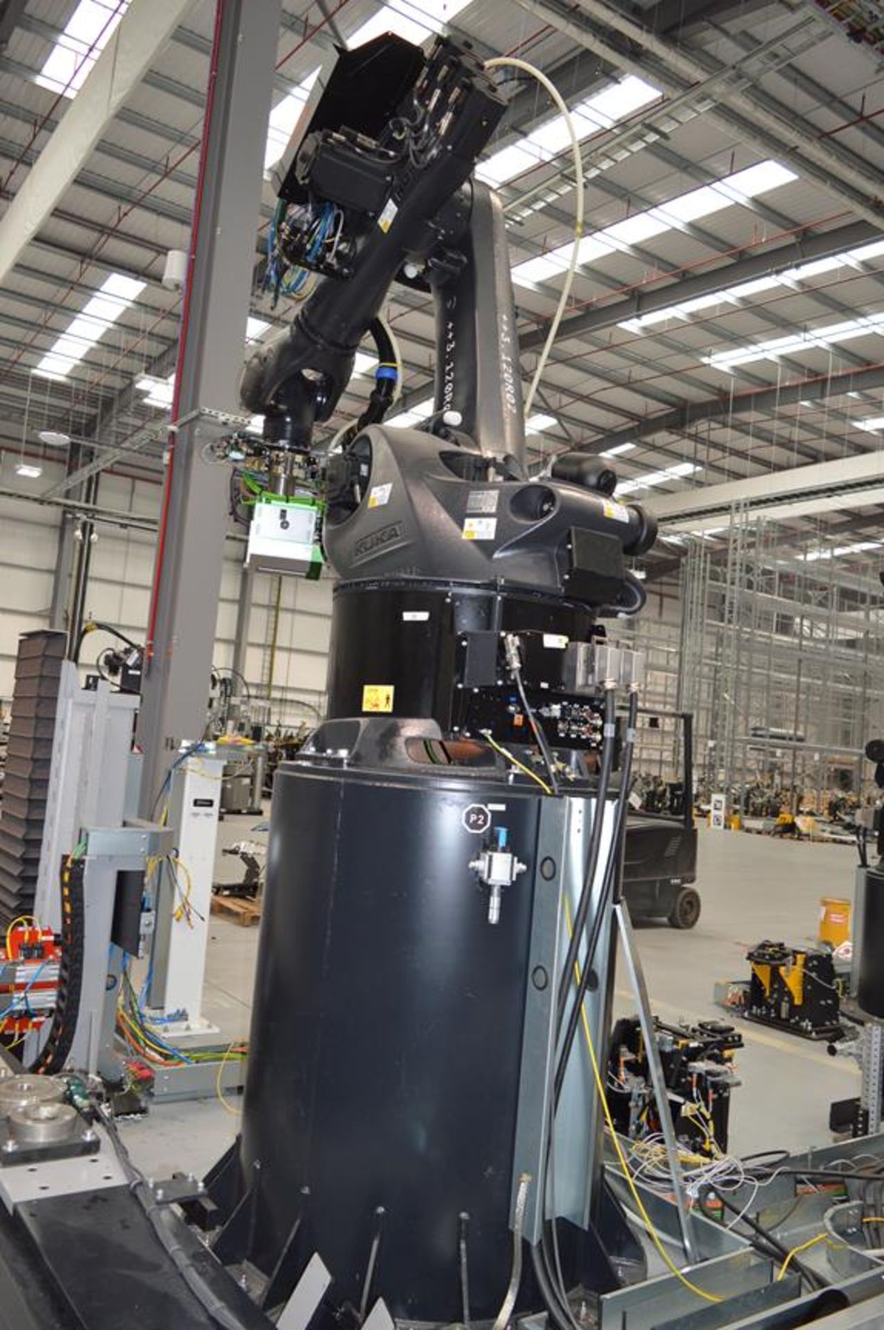 Kuka, KR360 /R2830/FLR six axis robot on extended pedestal, Serial No. 4380812 (DOM: 2021) with KR - Image 3 of 5