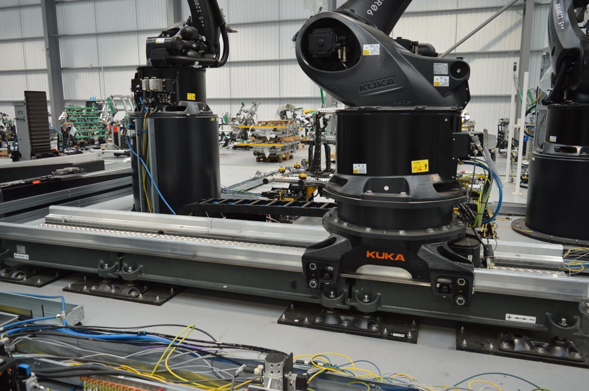 Kuka, KR280/R3080 FLR six axis robot on extended pedestal, Serial No. 4380723 (DOM: 2021) with KR C4