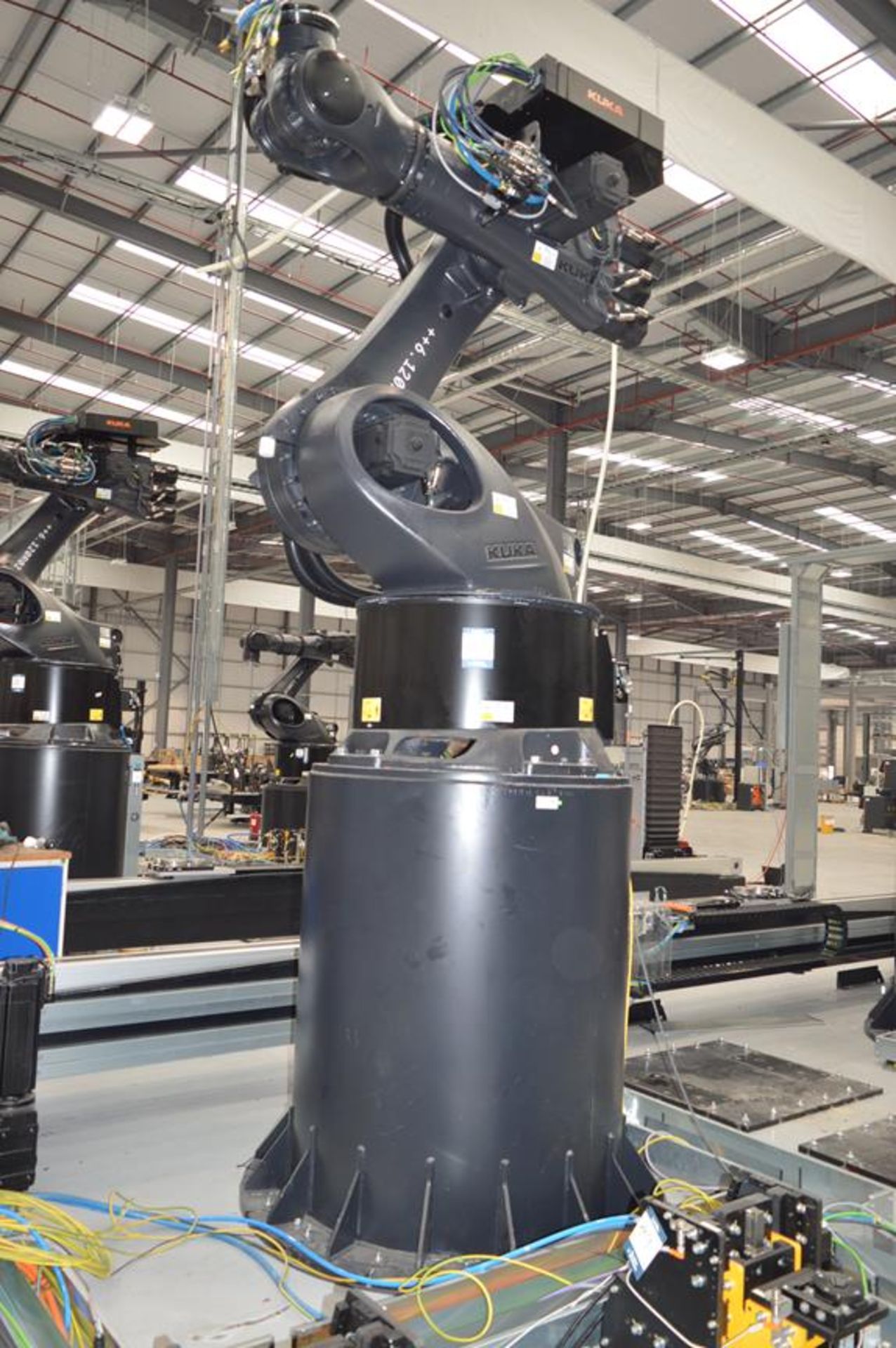 Kuka, KR360/ R2830 six axis robot on extended pedestal, Serial No. 4380803 (DOM: 2021) with KR C4 - Image 2 of 5