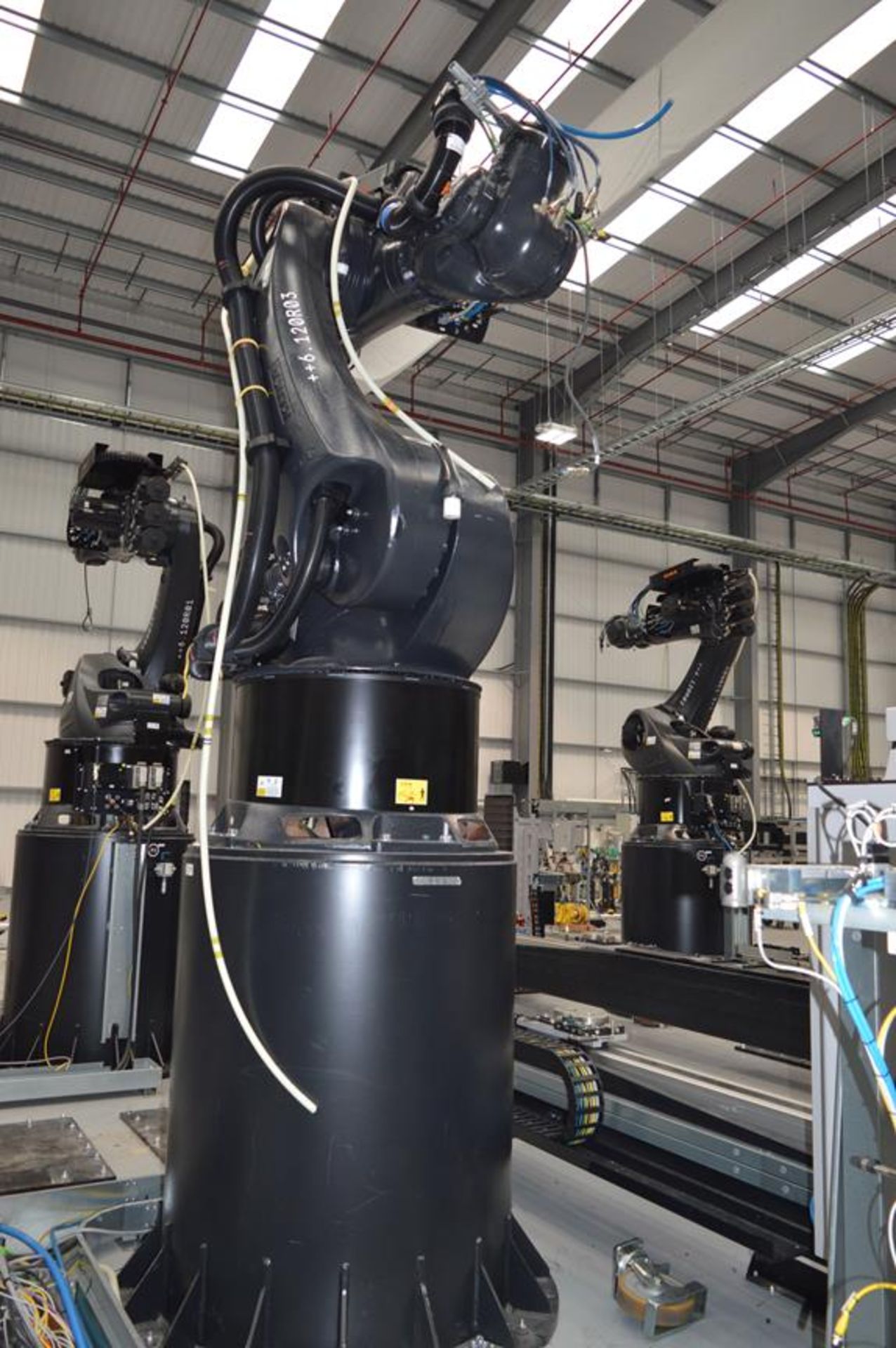 Kuka, KR360/R2830 six axis robot on extended pedestal, Serial No. 4380801 (DOM: 2021) with KR C4 - Image 3 of 6