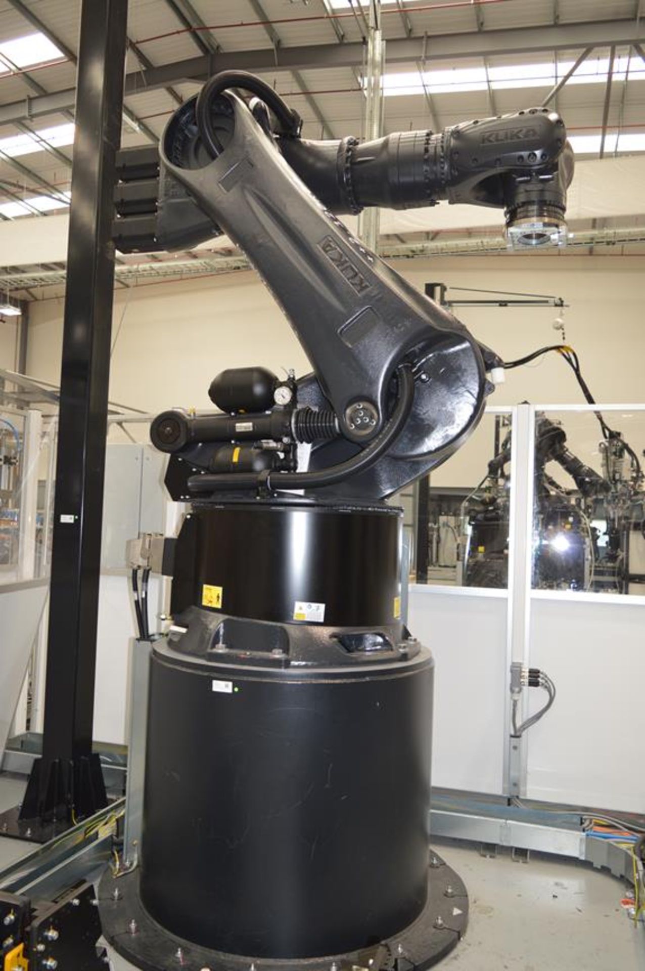 Kuka, KR280 R3080 FLR six axis robot on extended pedestal, Serial No. 4380900 (DOM: 2021) with KR C4