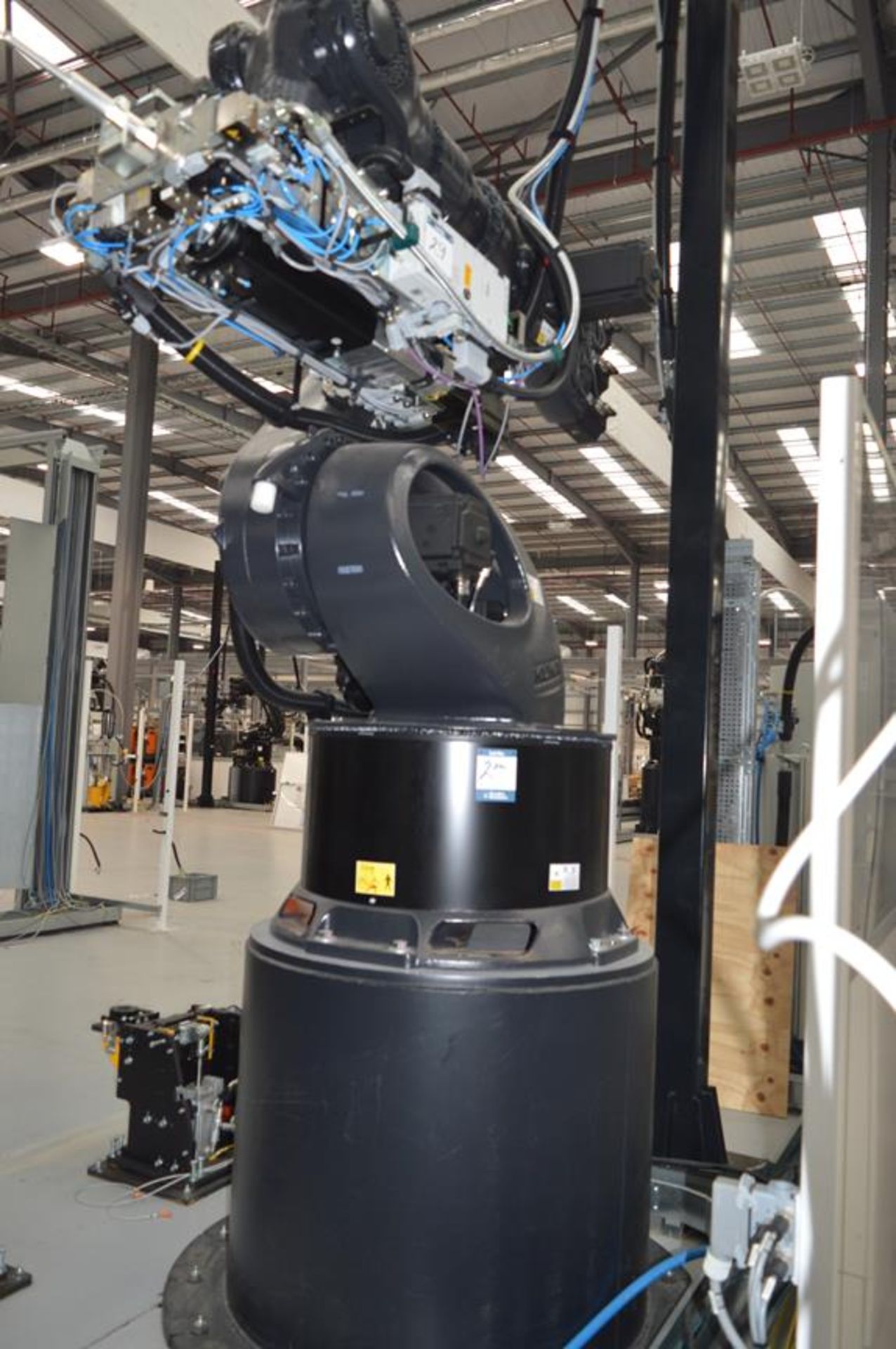 Kuka, KR280/R3080 FLR six axis robot on extended pedestal, Serial No. 4380882 (DOM: 2021) and KR - Image 3 of 5