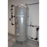 Vertical welded air receiver, 1000L, Serial No. 655213