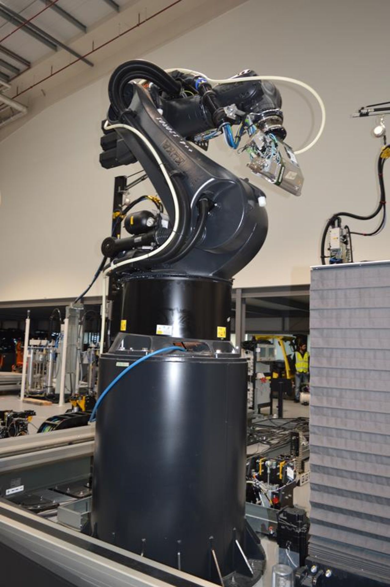 Kuka, KR360/R2830 six axis robot on extended pedestal, Serial No. 430714 (DOM: 2021) with KR C4