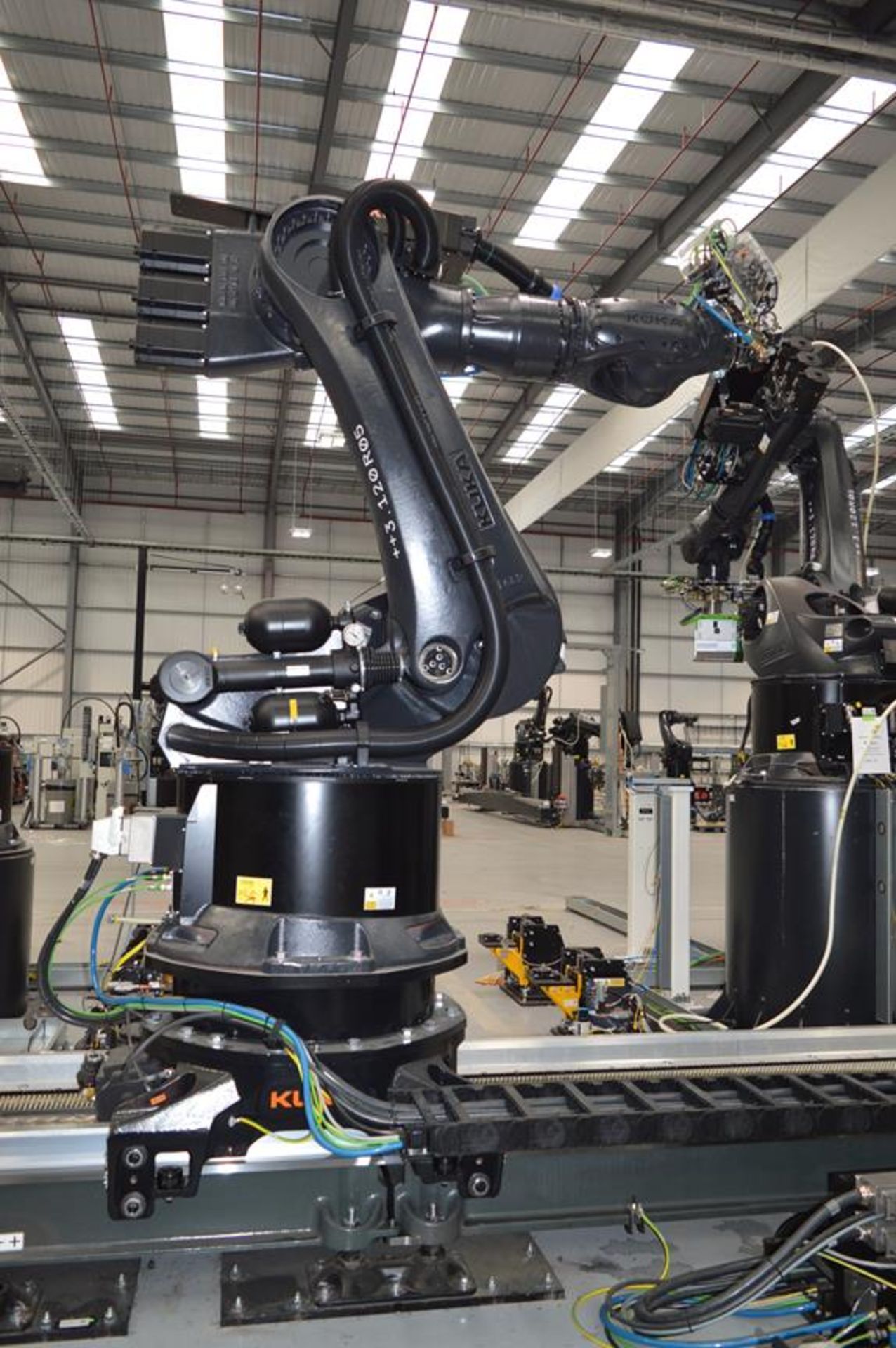 Kuka, KR280/R3080 FLR six axis robot on extended pedestal, Serial No. 4380795 (DOM: 2021) with KL