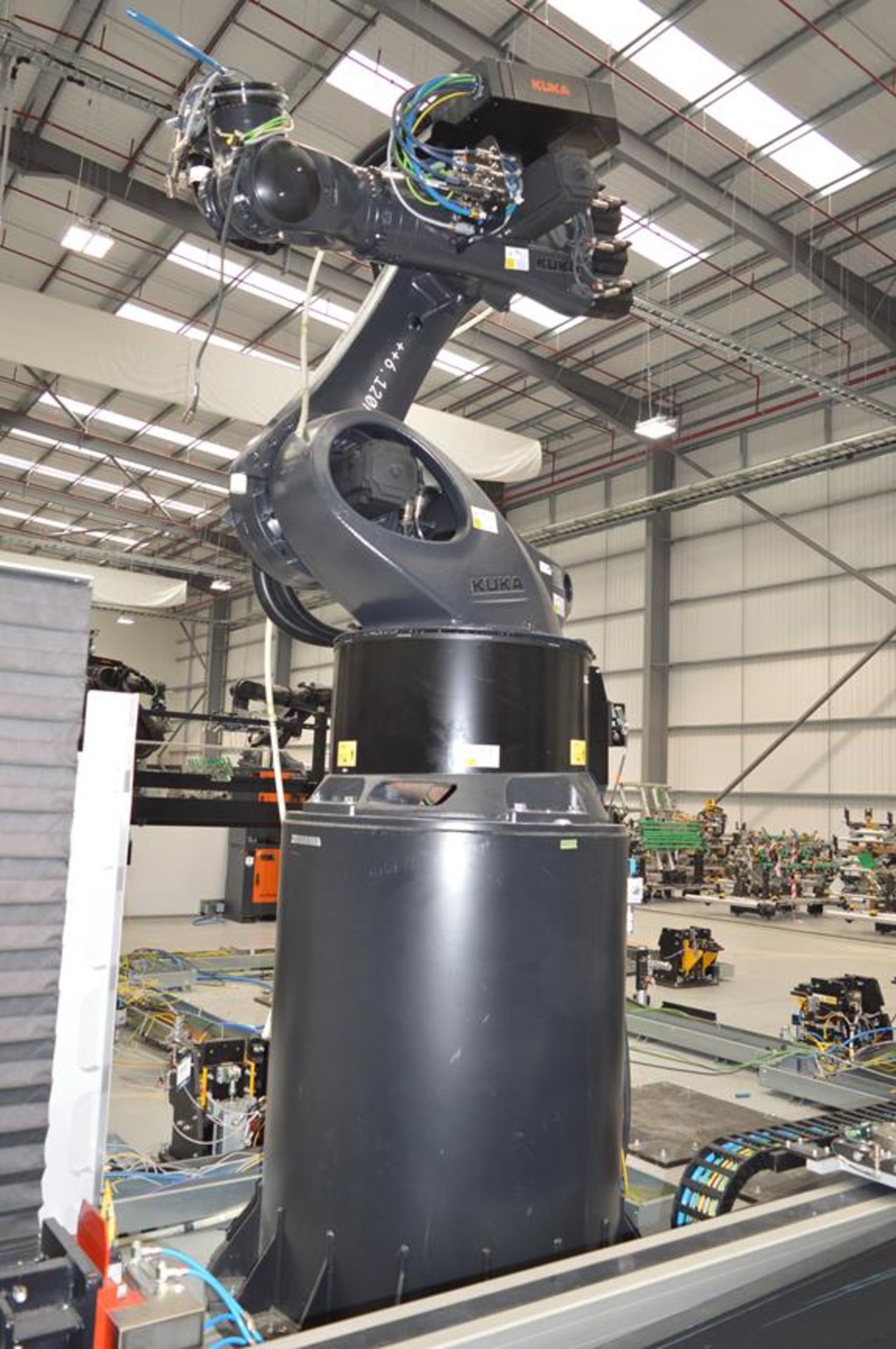 Kuka, KR360/R2830 six axis robot on extended pedestal, Serial No. 4380801 (DOM: 2021) with KR C4 - Image 2 of 6
