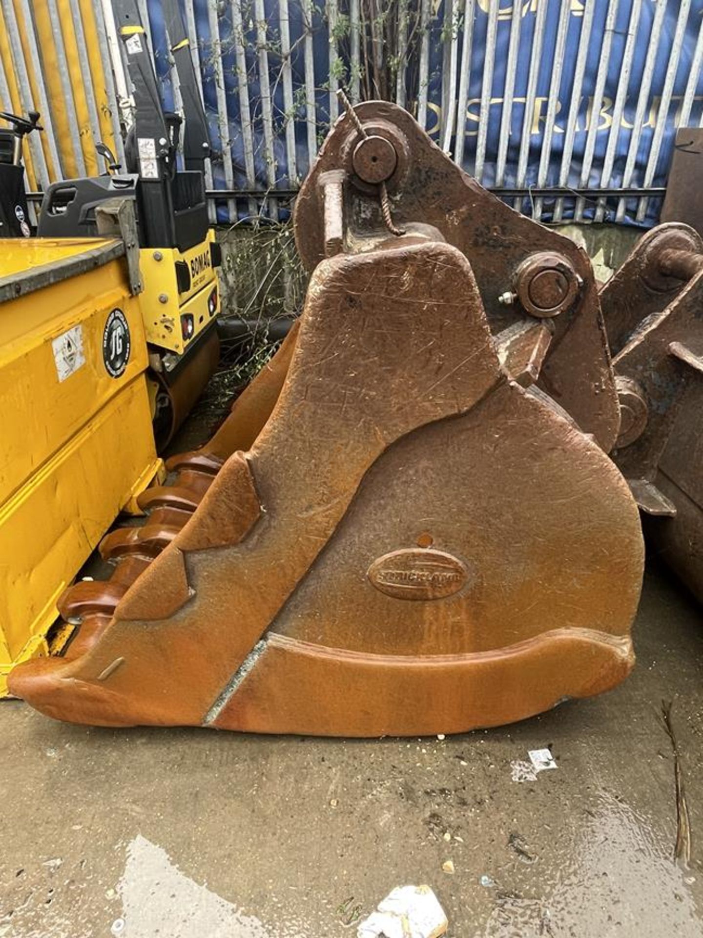 Large Strickland Excavator Bucket, Measures c.1.4x1.3m - Bild 4 aus 7