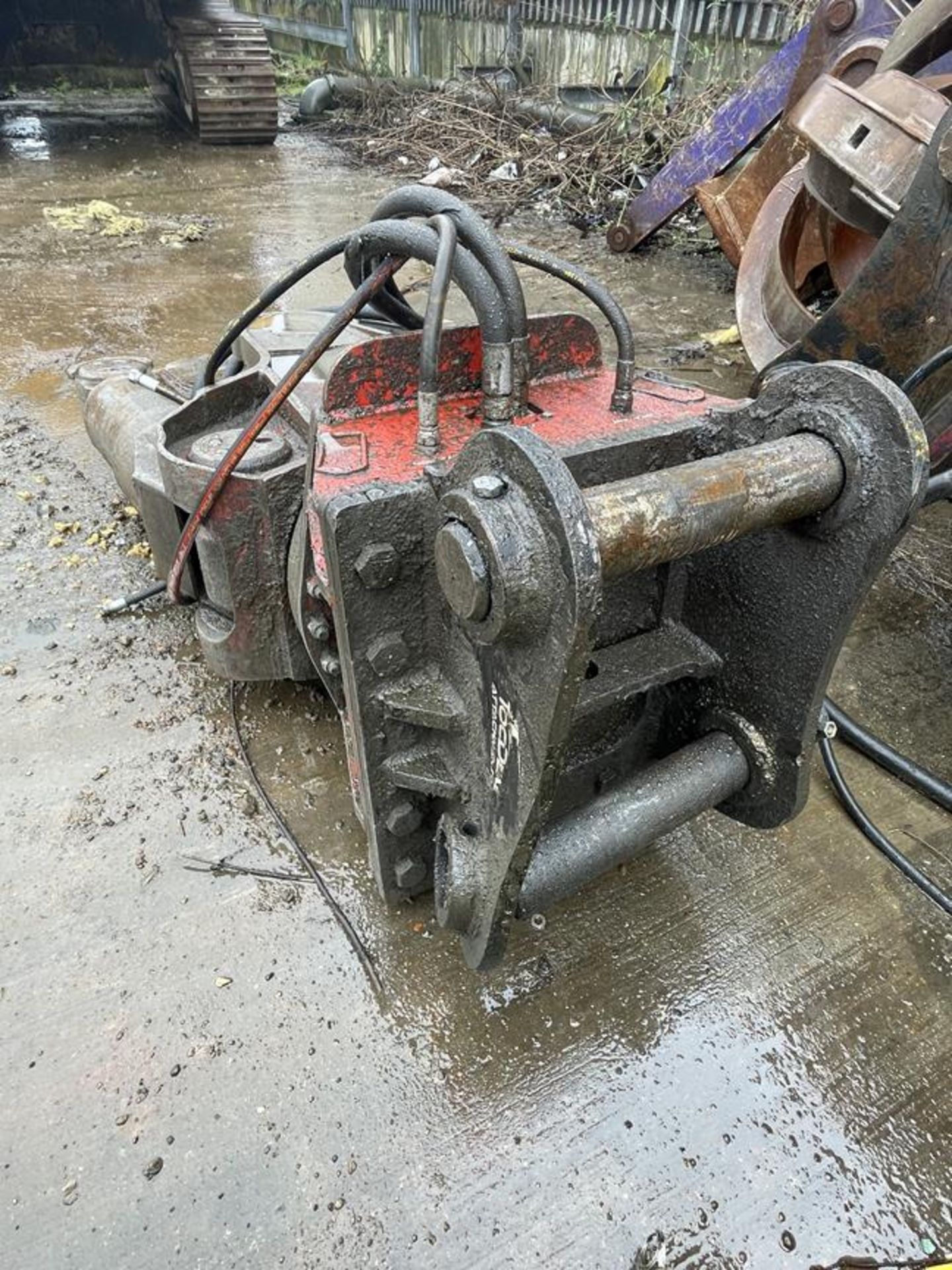 Unbadged Large Hydraulic Shear Attachment - Image 4 of 8