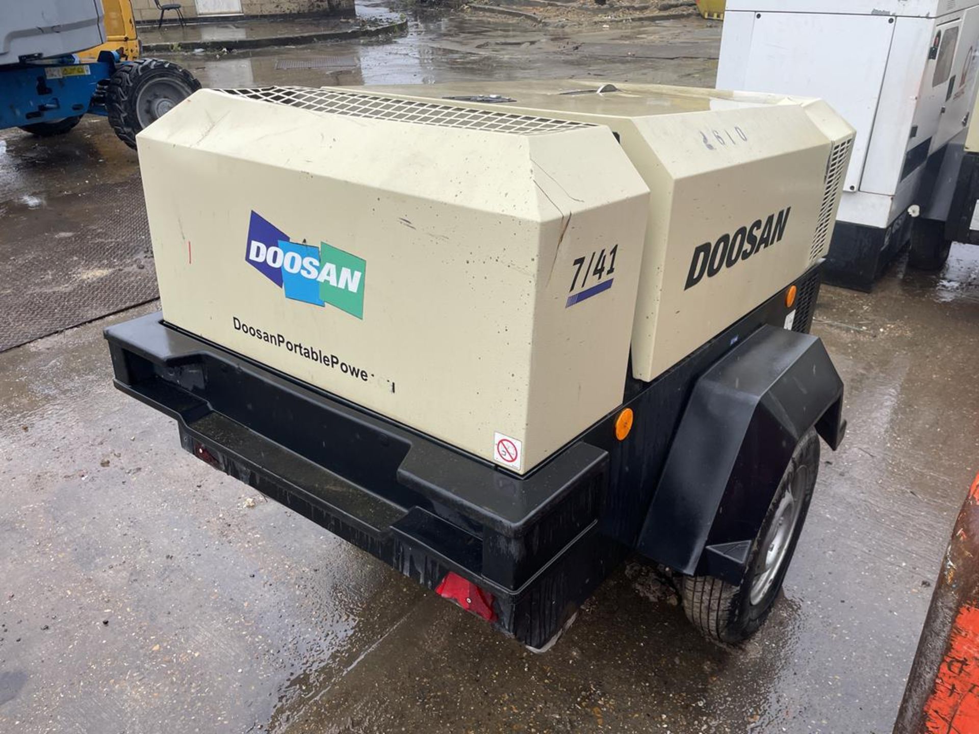 Doosan Model 7/41 Towable 7-Bar Air Compressor S/No. UN5741FXXKY435641, Run Hours: 232.7 - Image 3 of 9