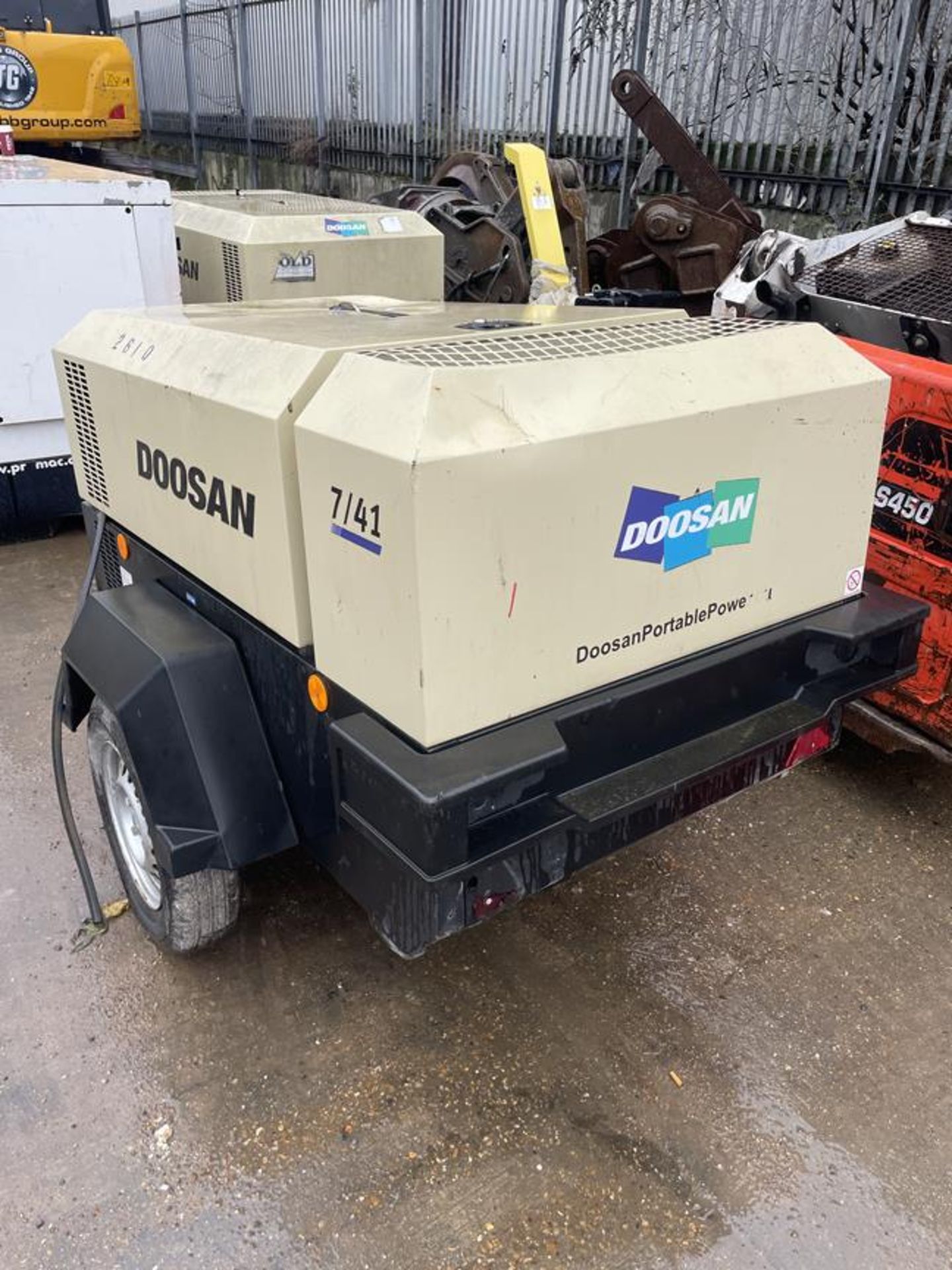 Doosan Model 7/41 Towable 7-Bar Air Compressor S/No. UN5741FXXKY435641, Run Hours: 232.7 - Image 2 of 9