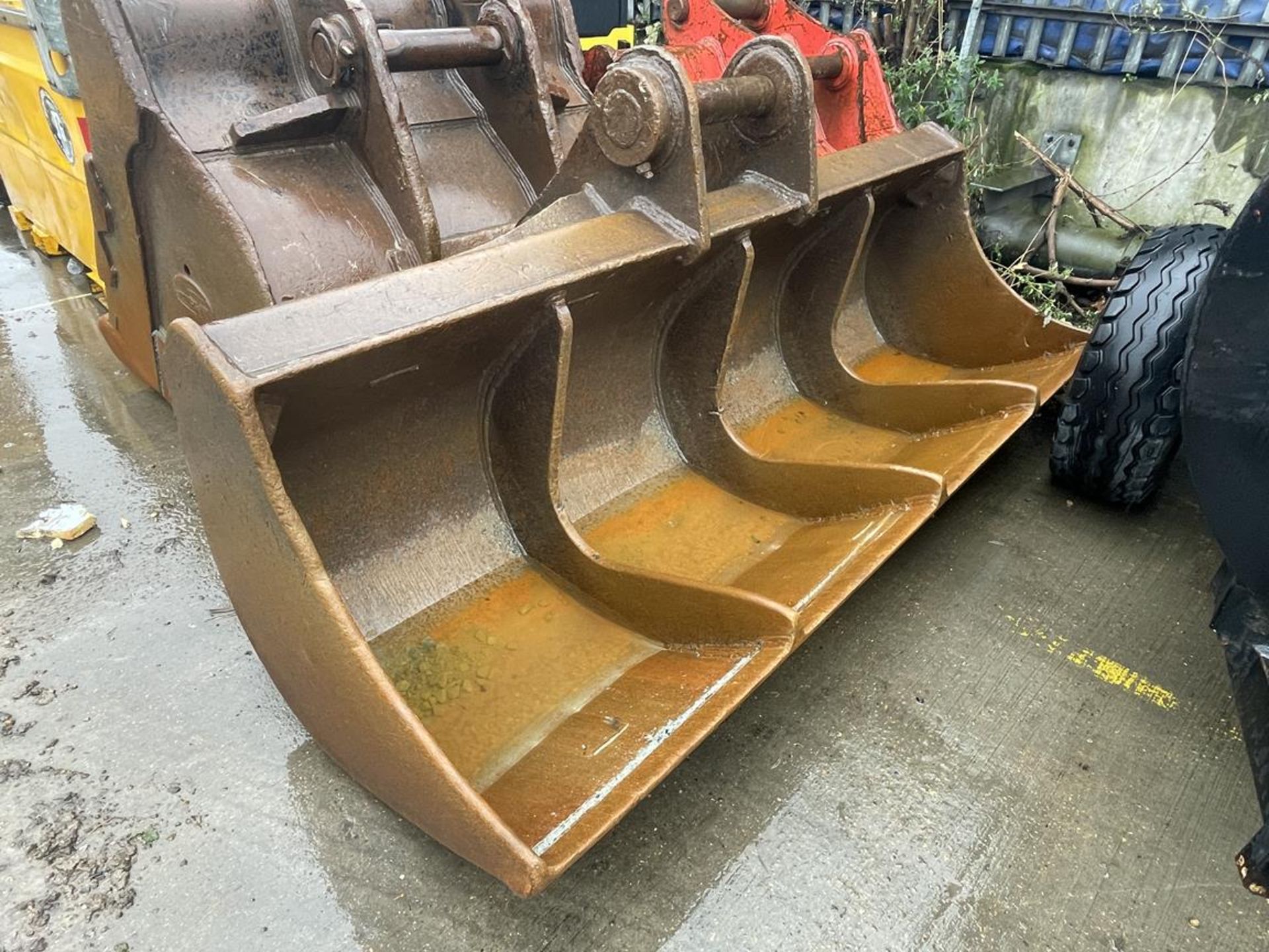 Large Unbadged Compartmentalised Excavator Bucket