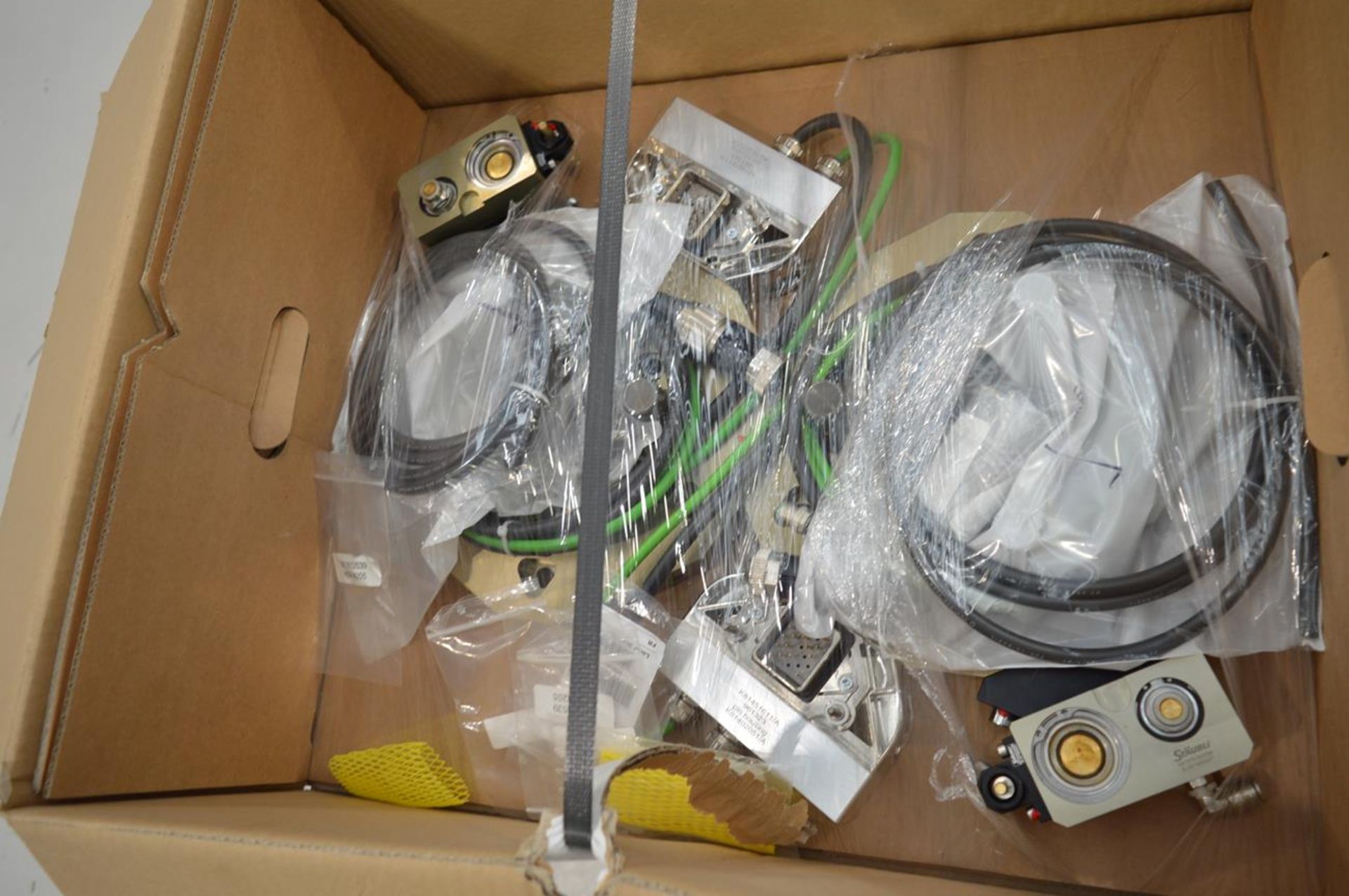 Pallet of Staubli pin housings with connectors and cables, Part No. K81451611/A - Image 3 of 3