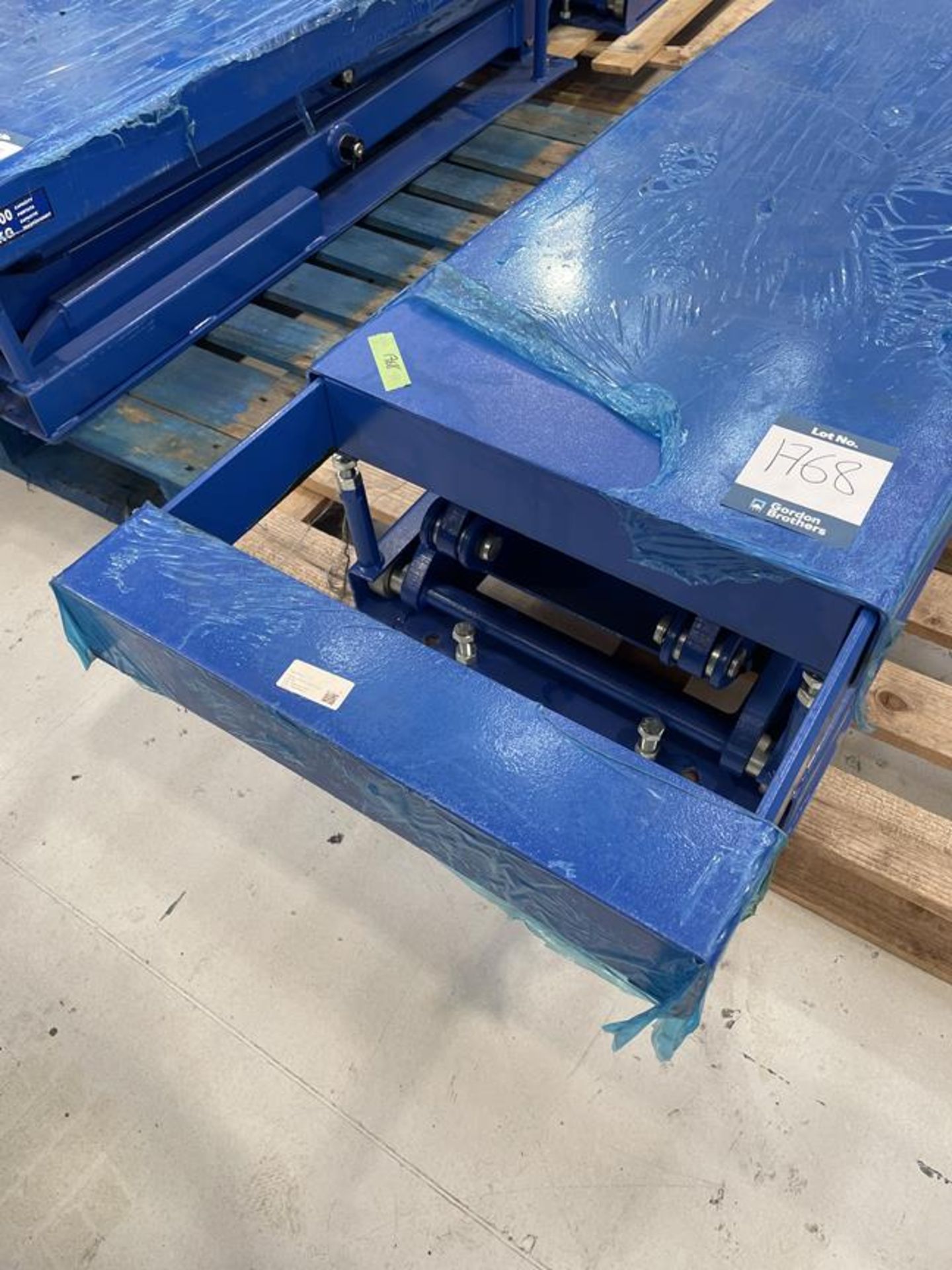 Altomotech AS-7330, hydraulic scissor lift table, approx. 1545x550mm, max capacity: 3000kg - Image 3 of 4