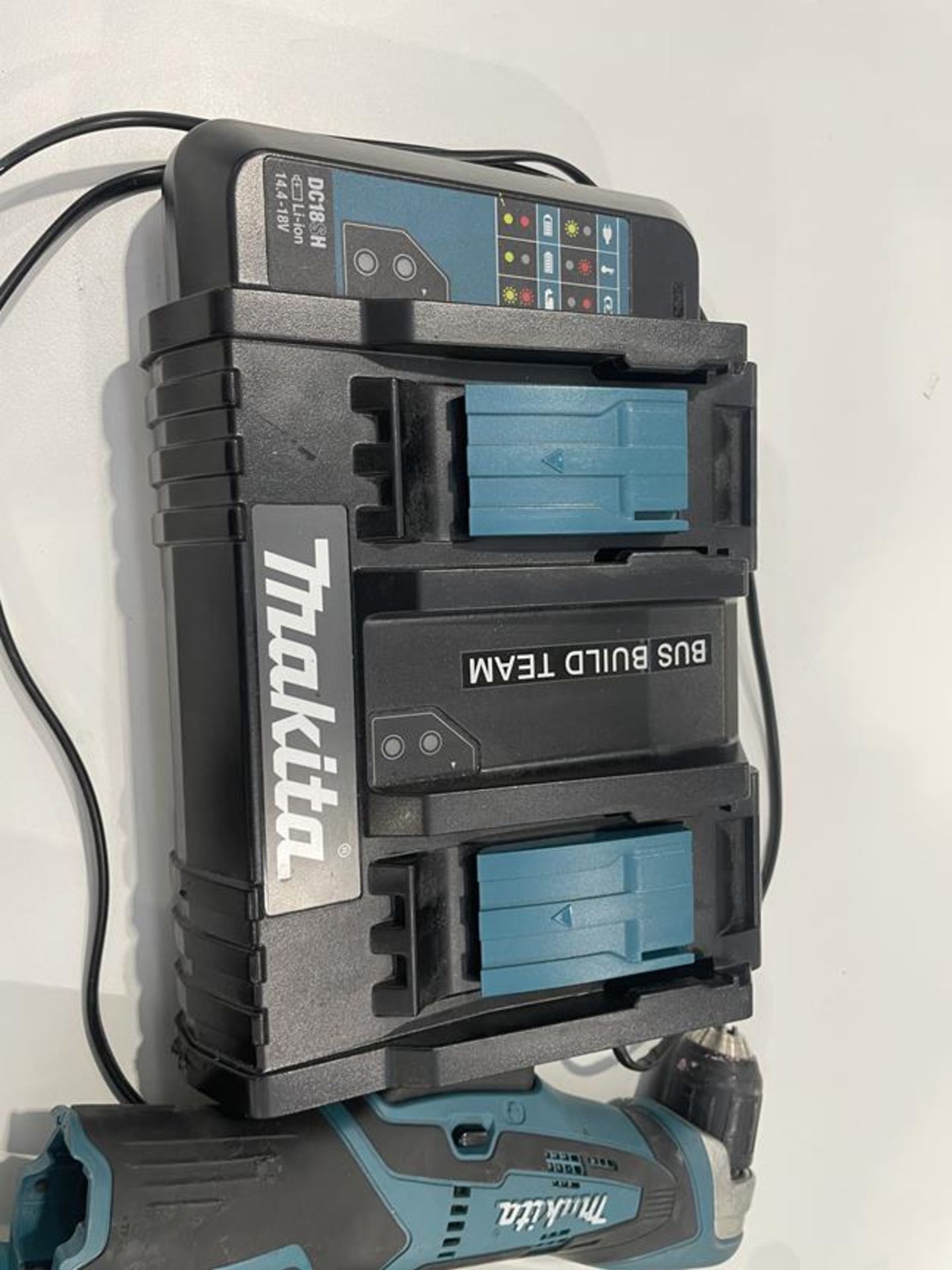 Makita, charging station with 2x (no.) drills, nut runner, hot air gun and 90° drill (no batteries) - Image 3 of 4