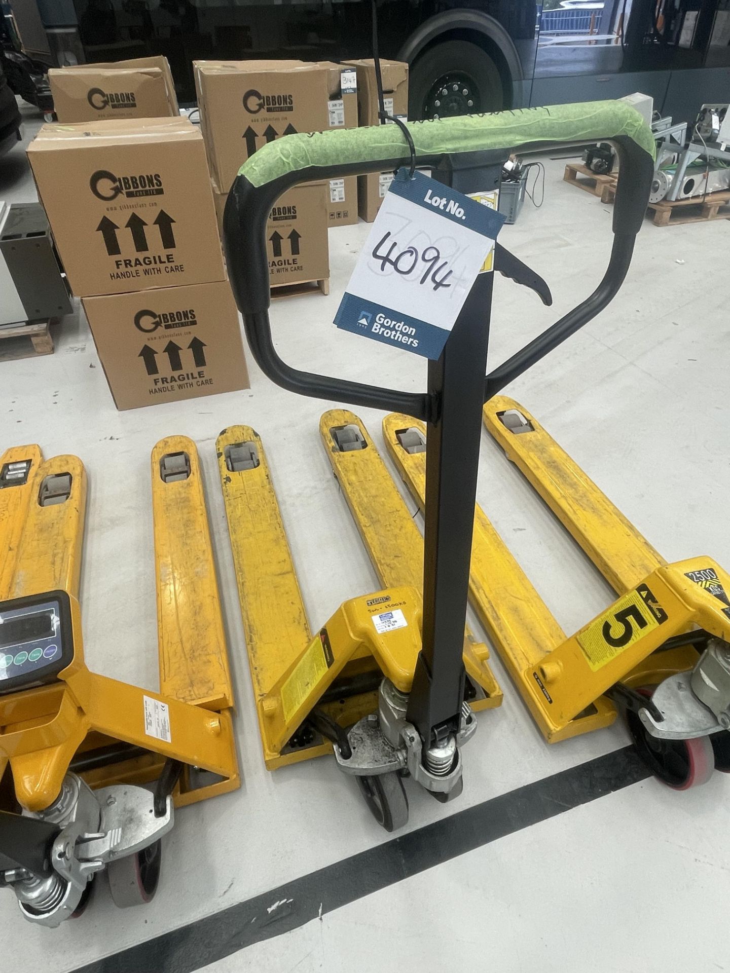 Hydraulic pallet truck (faulty, needs attention)