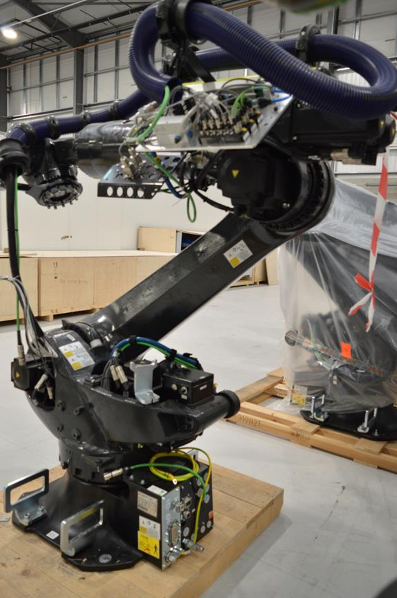 Kuka, KR240 R2900-2/FLR six axis robot, Serial No. 1072656 (DOM: 2020) with KRC4 controller, Serial - Image 4 of 7