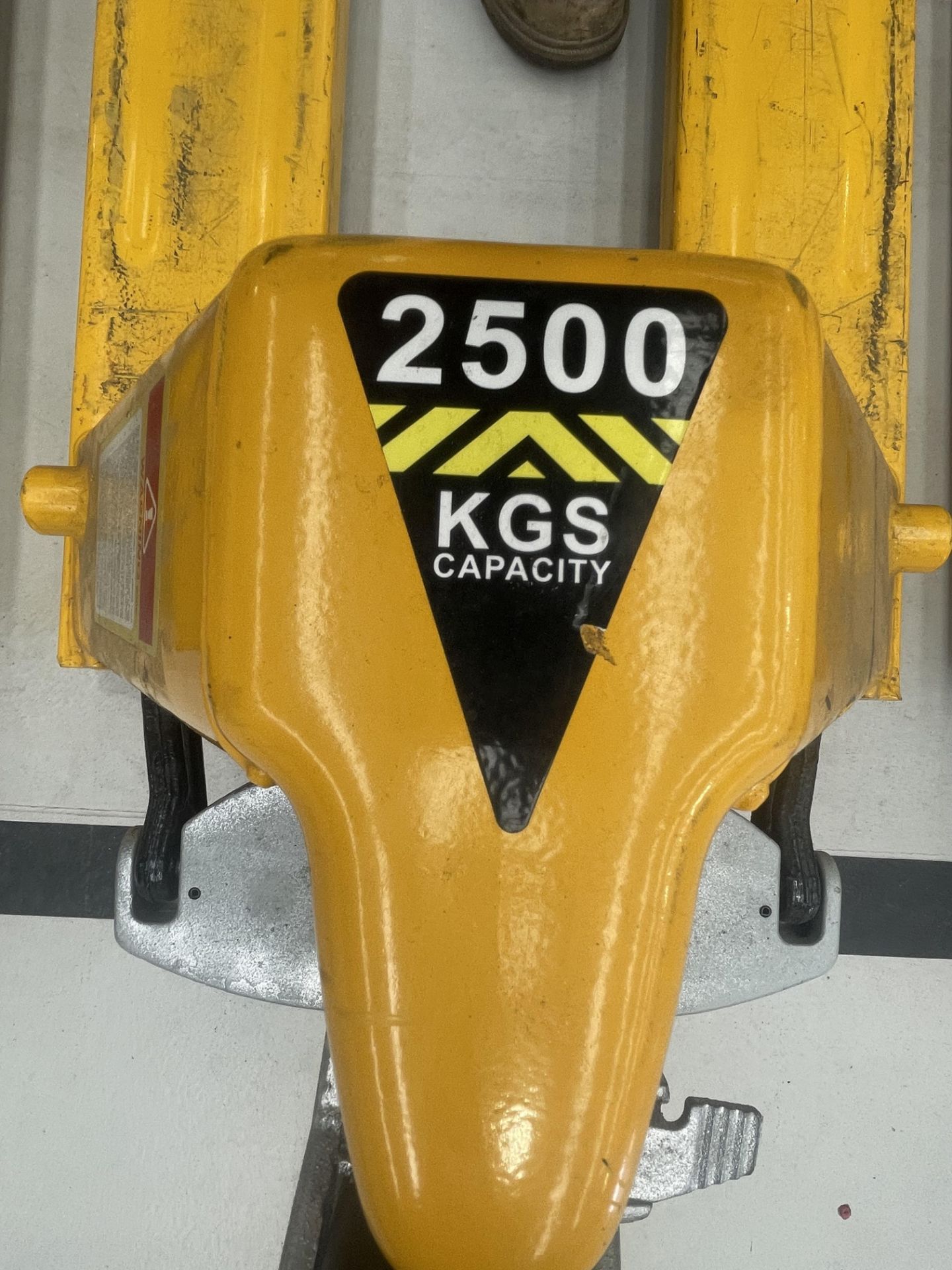 Hydraulic 2500kg pallet truck (retained until end of clearance) - Image 4 of 5