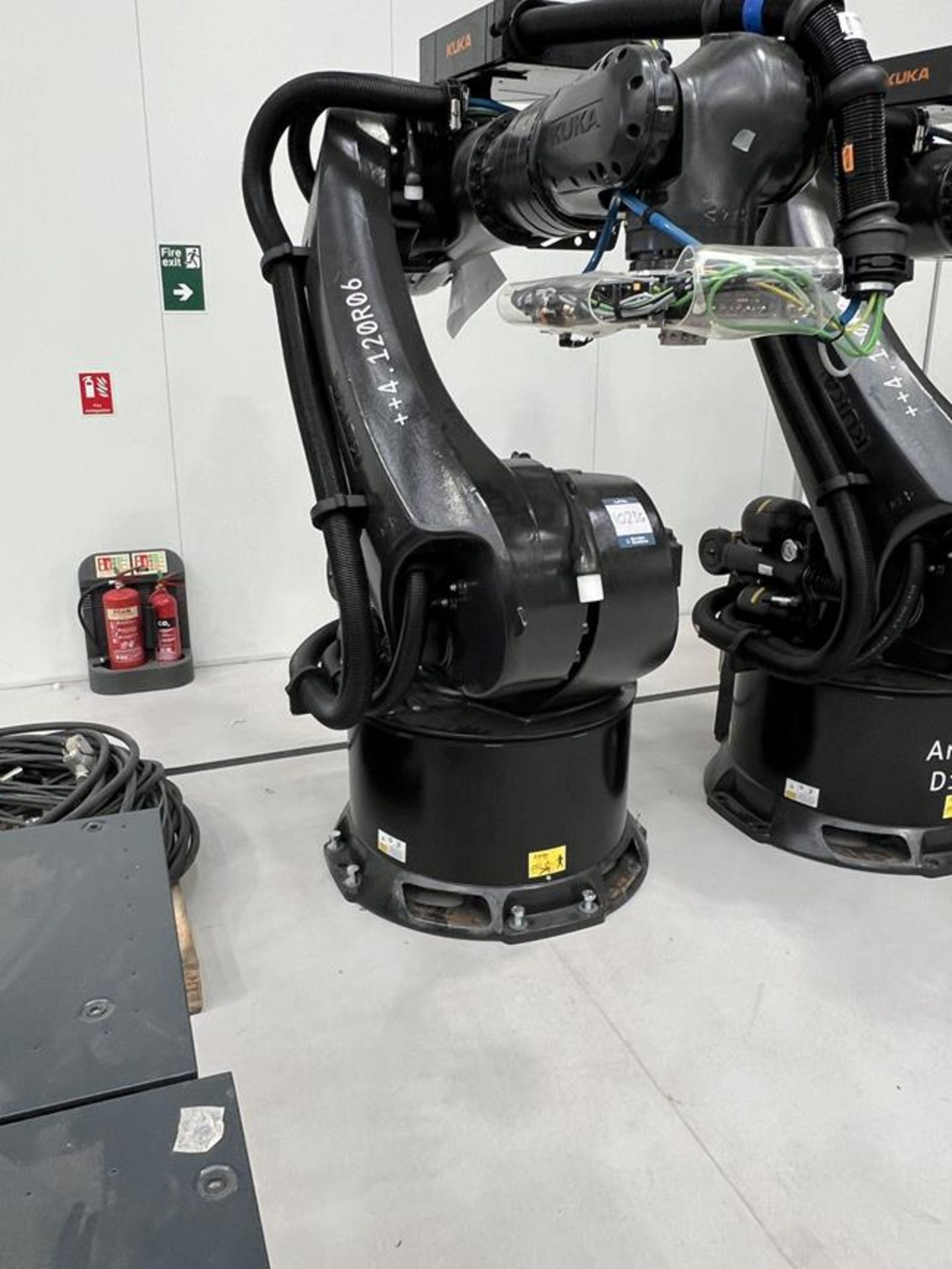 Kuka, KR280 R3080FLR six axis robot on extended pedestal, Serial No. 4380725 (DOM: 2021) with KRC4 c - Bild 2 aus 13