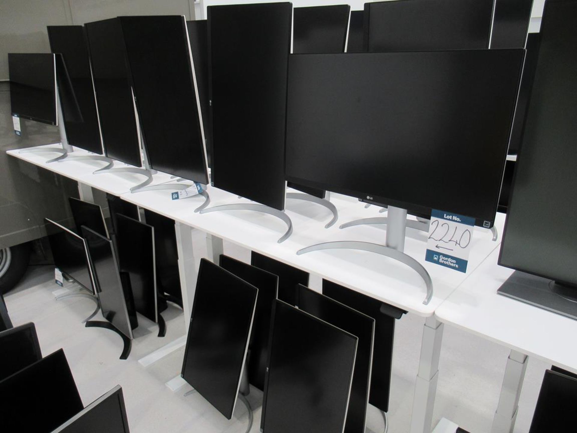 33x (no.) LG, 27UP850-W and 27UD68P-B flat panel monitors - Image 4 of 8