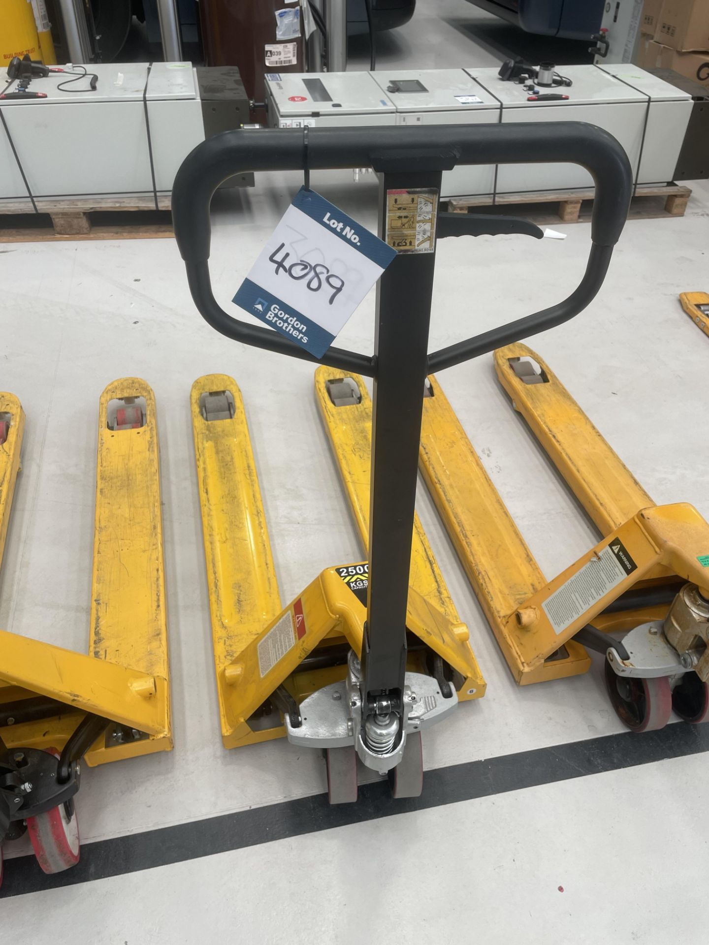 Hydraulic 2500kg pallet truck (retained until end of clearance)