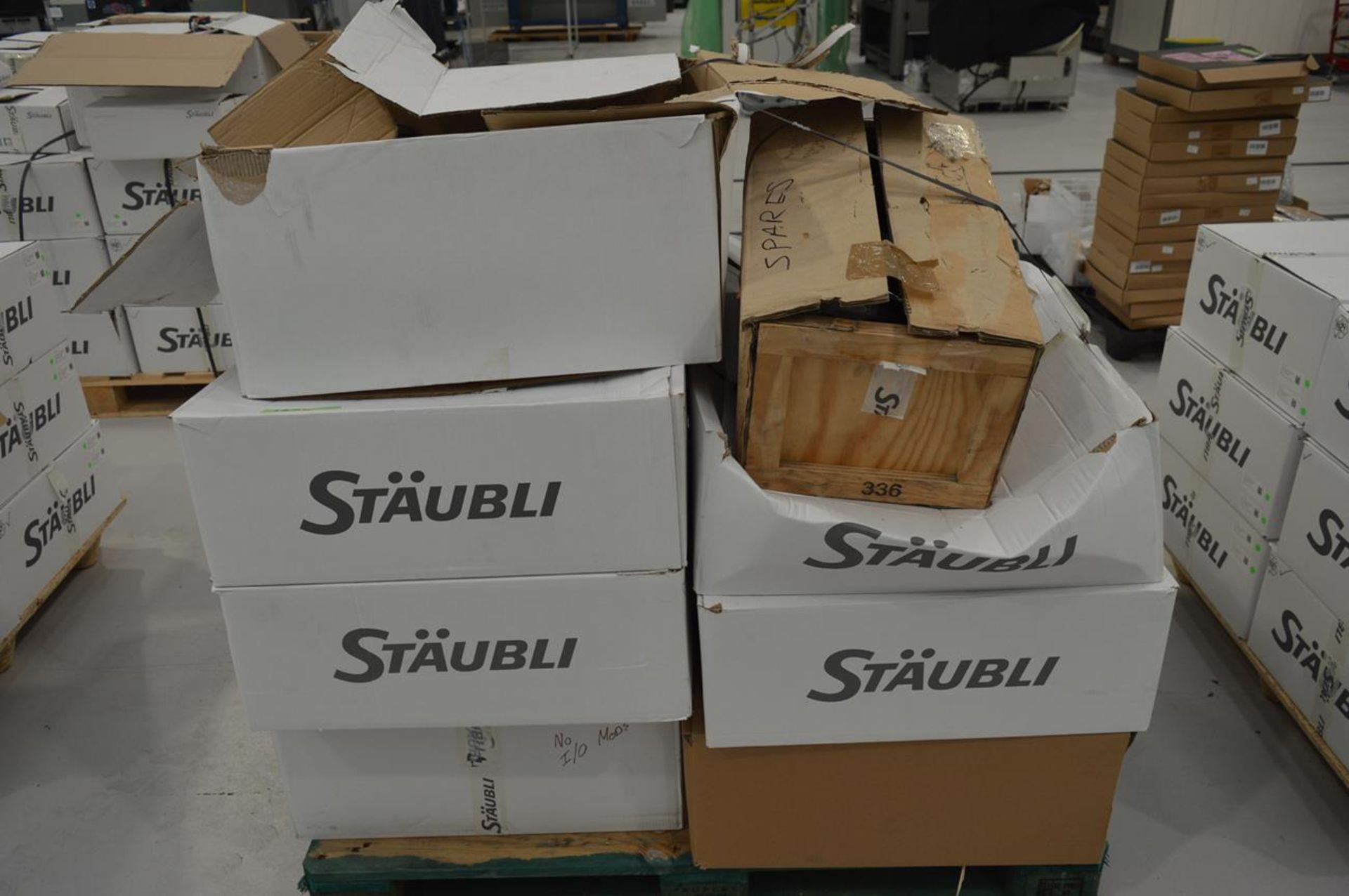 Pallet of Staubli pin housings with connectors and cables, Part No. K81451622B/B - Image 2 of 5