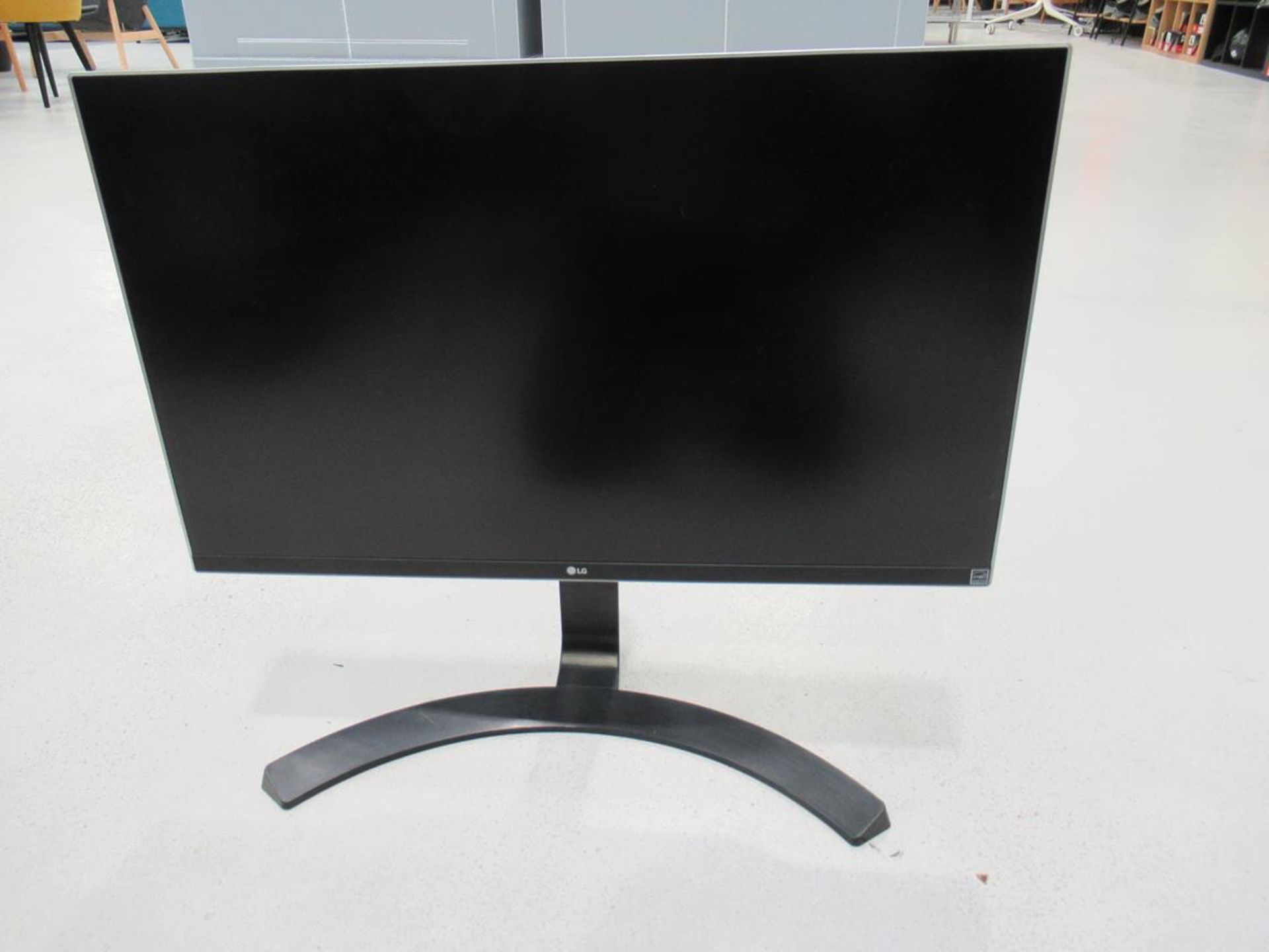 33x (no.) LG, 27UP850-W and 27UD68P-B flat panel monitors - Image 5 of 8