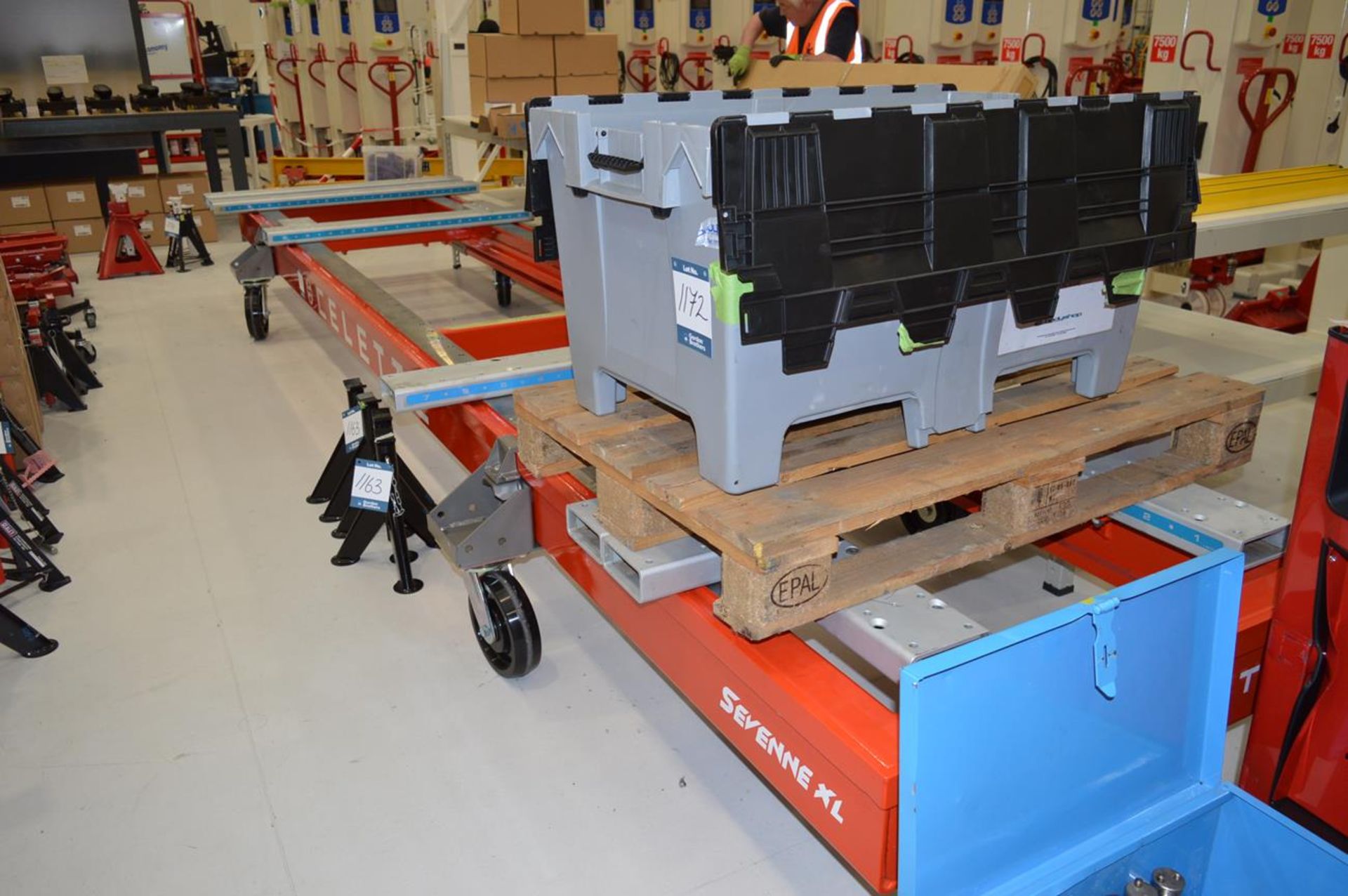 Celette Sevenne, XL extended length bench on wheels, jig system including multiple tooling in mobil - Image 2 of 19