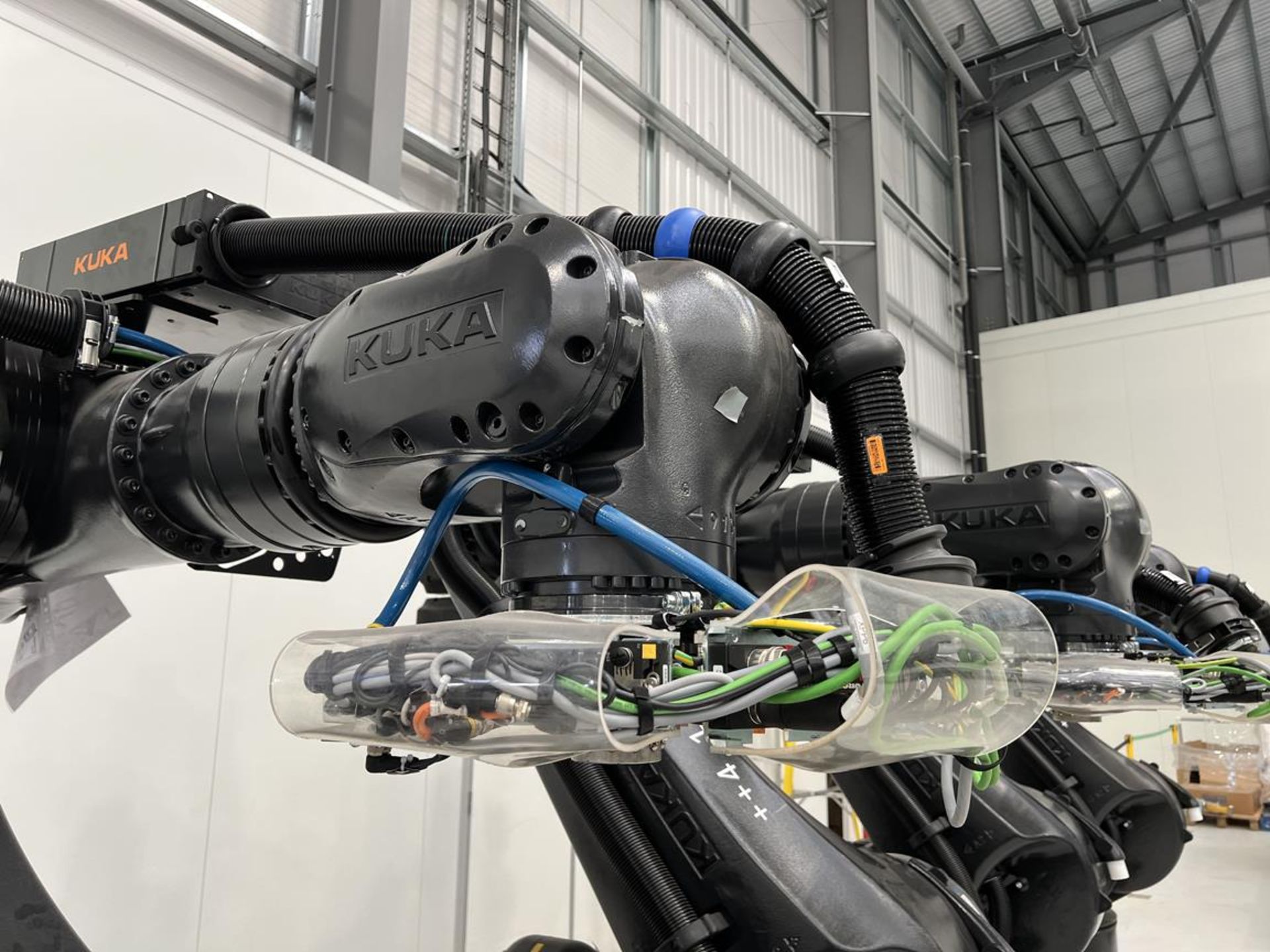 Kuka, KR280 R3080FLR six axis robot on extended pedestal, Serial No. 4380725 (DOM: 2021) with KRC4 c - Bild 7 aus 13