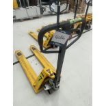 Hydraulic 2500kg pallet truck (retained until end of clearance)