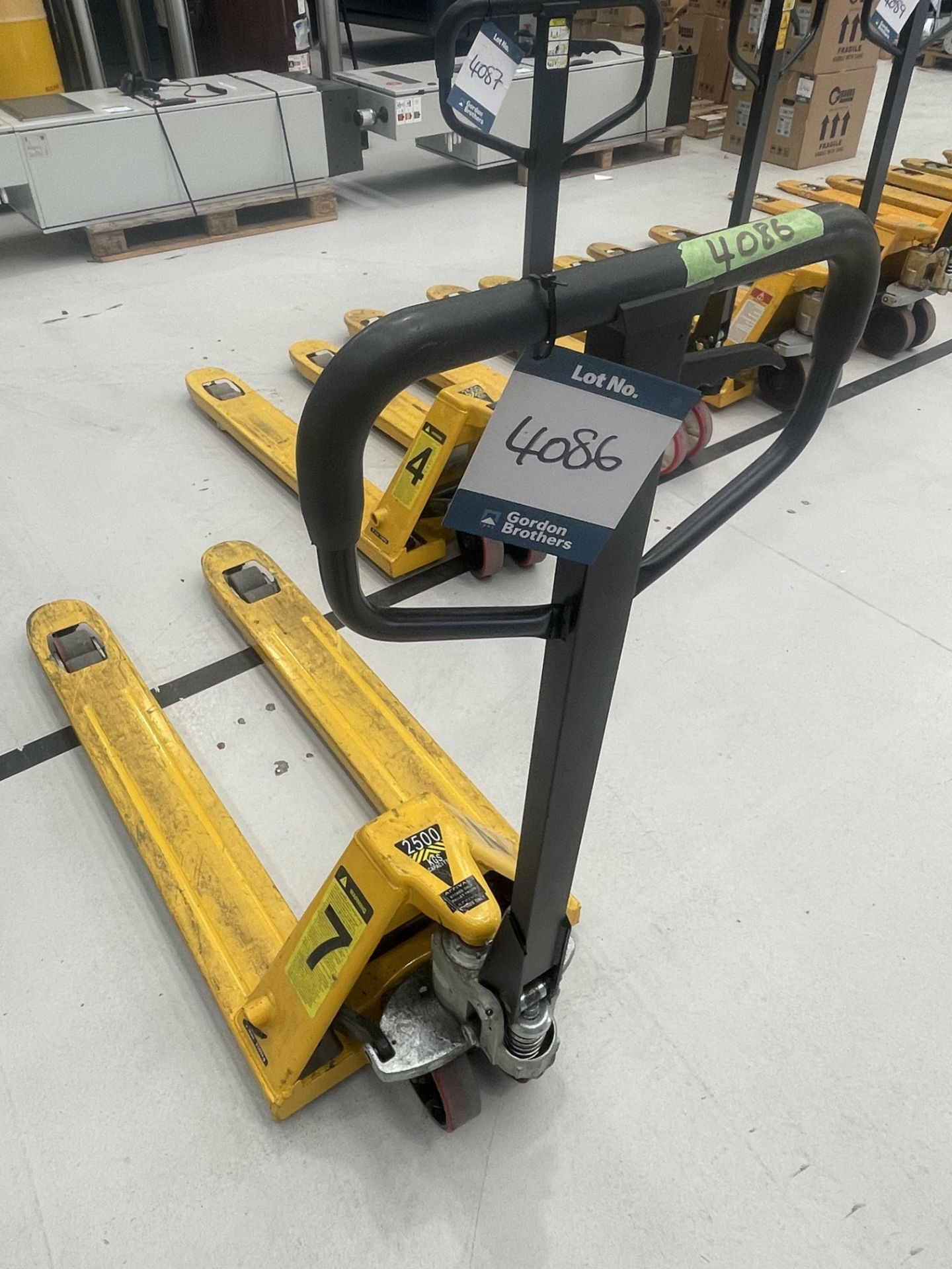 Hydraulic 2500kg pallet truck (retained until end of clearance)