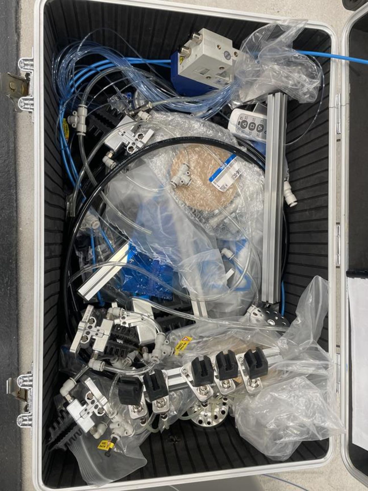 Rochu Robotics, PCU-SMN gripper control unit, Machine No. PCU-SMN-0322 with assorted brackets, gripp - Image 4 of 4