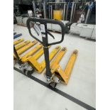 Hydraulic 2500kg pallet truck (retained until end of clearance)