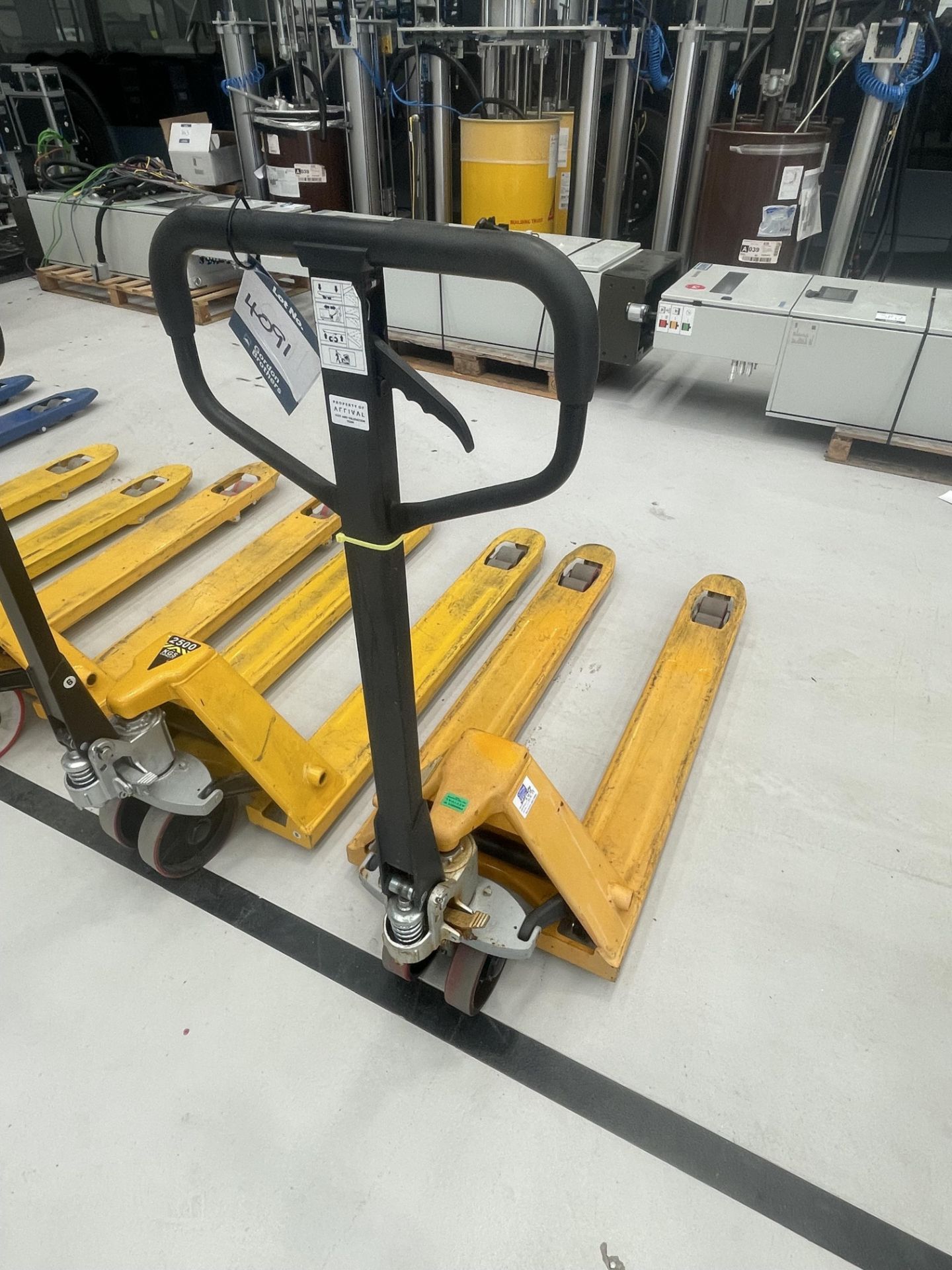 Hydraulic 2500kg pallet truck (retained until end of clearance)