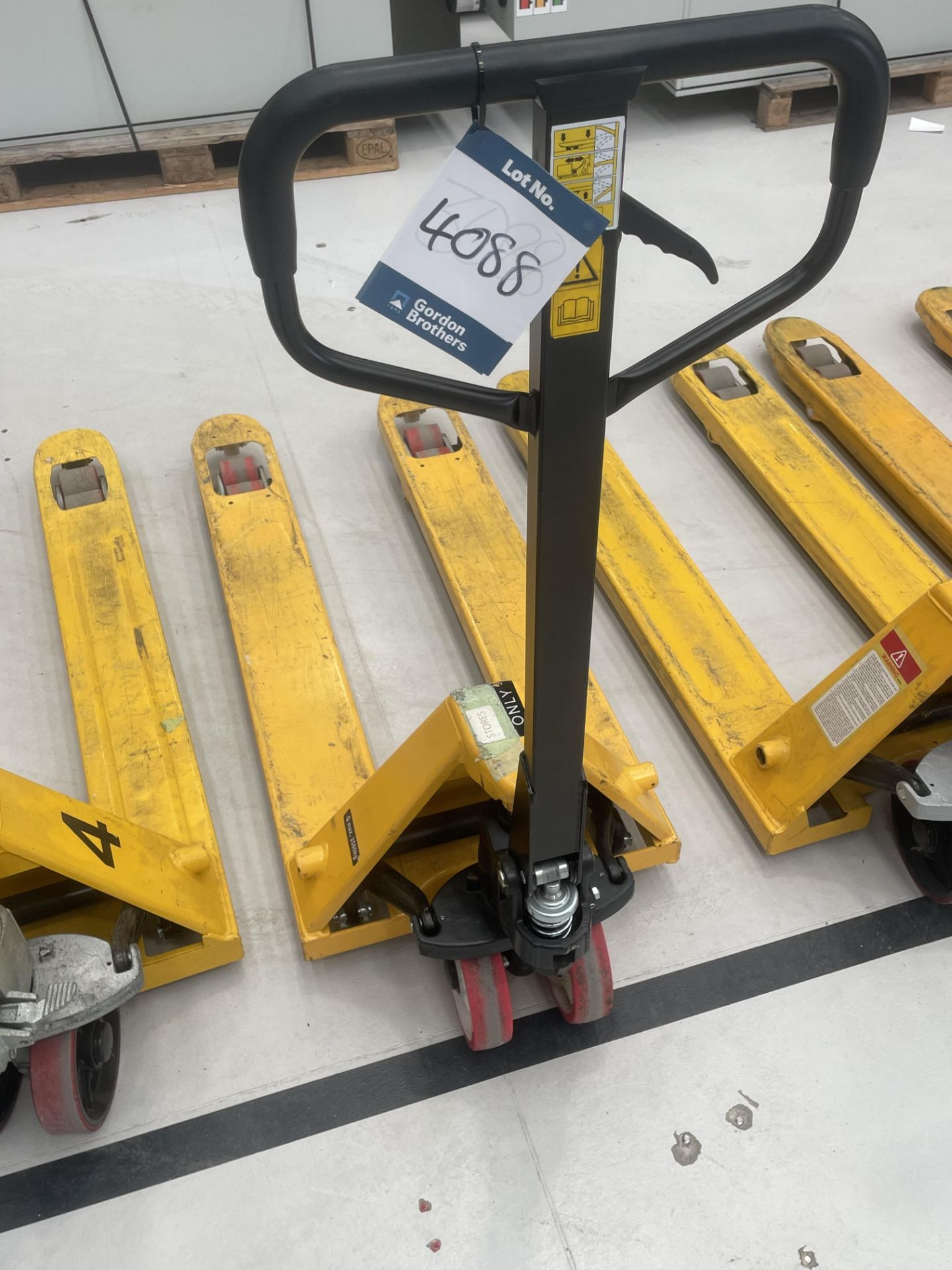 Hydraulic 2500kg pallet truck (retained until end of clearance)