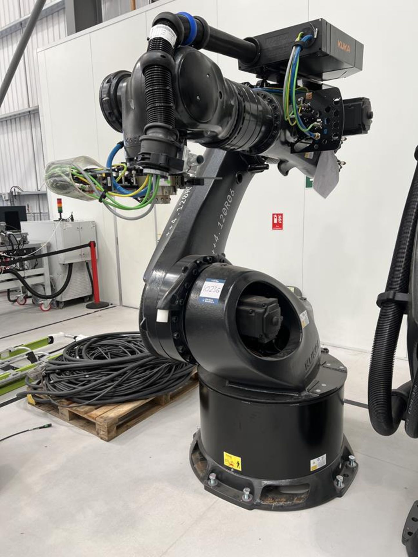 Kuka, KR280 R3080FLR six axis robot on extended pedestal, Serial No. 4380725 (DOM: 2021) with KRC4 c - Bild 6 aus 13