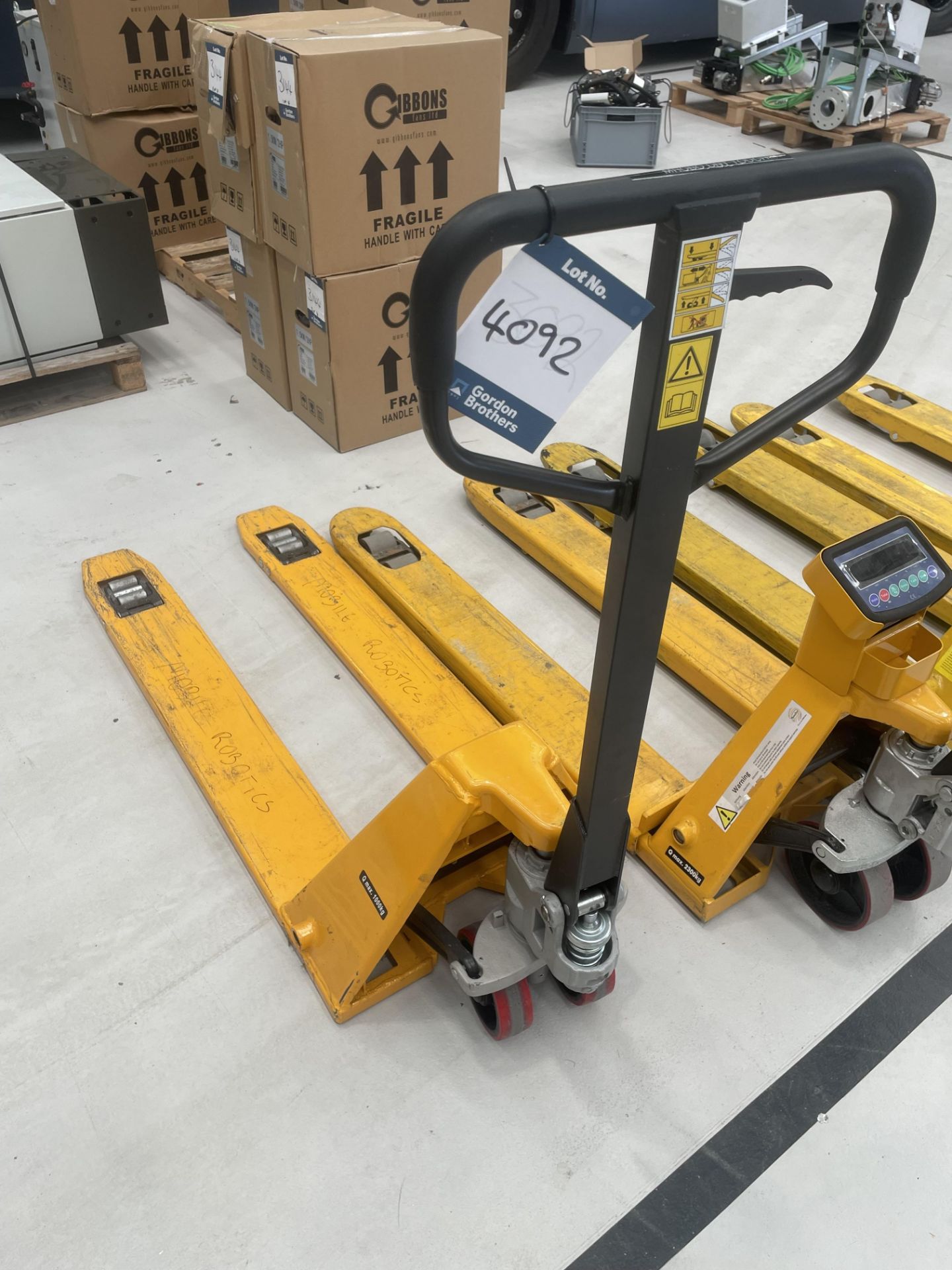 Hydraulic 1000kg pallet truck (retained until end of clearance)