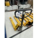 Hydraulic 2500kg pallet truck (retained until end of clearance)