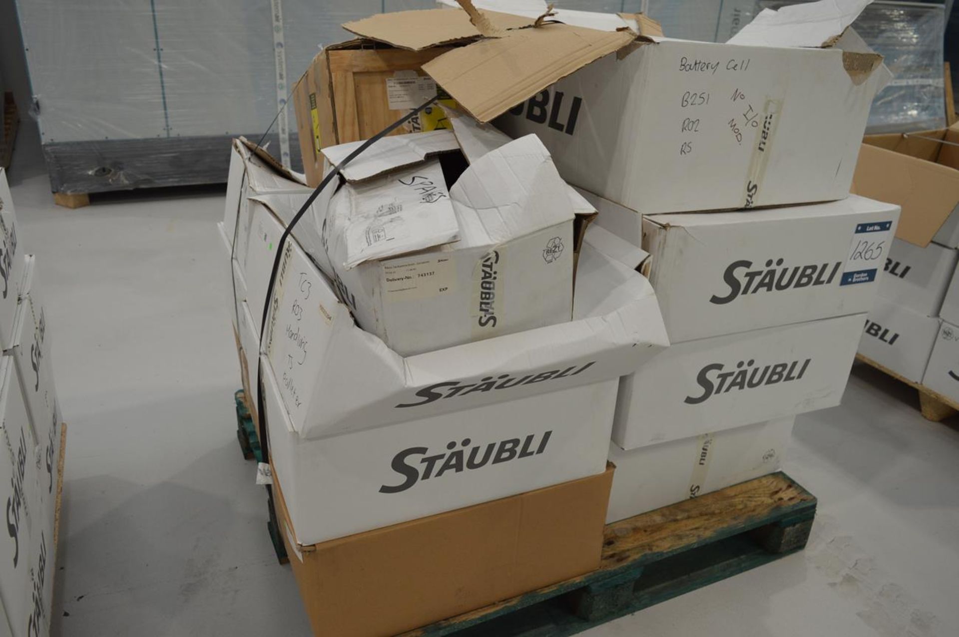 Pallet of Staubli pin housings with connectors and cables, Part No. K81451622B/B