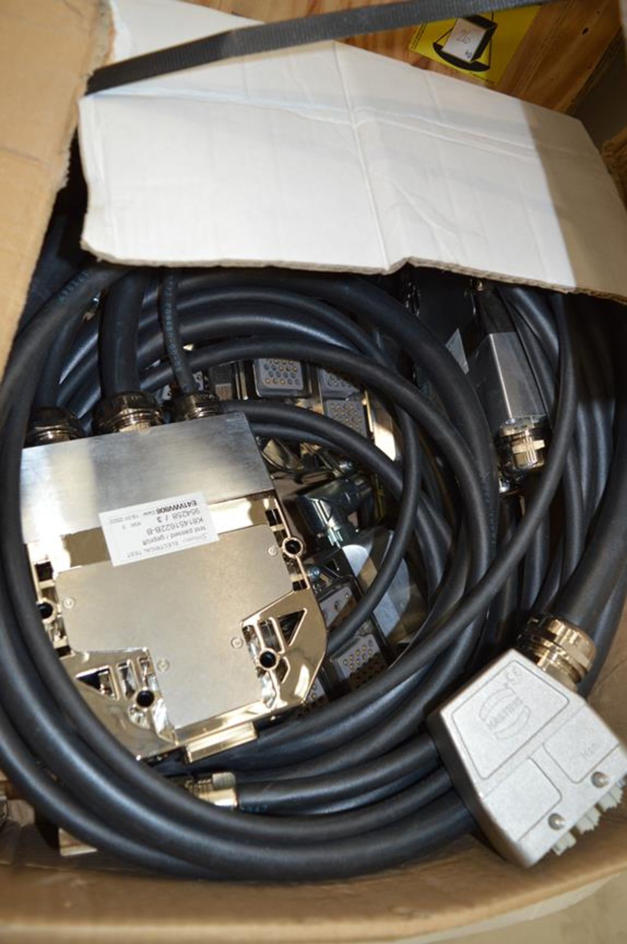 Pallet of Staubli pin housings with connectors and cables, Part No. K81451622B/B - Image 4 of 5