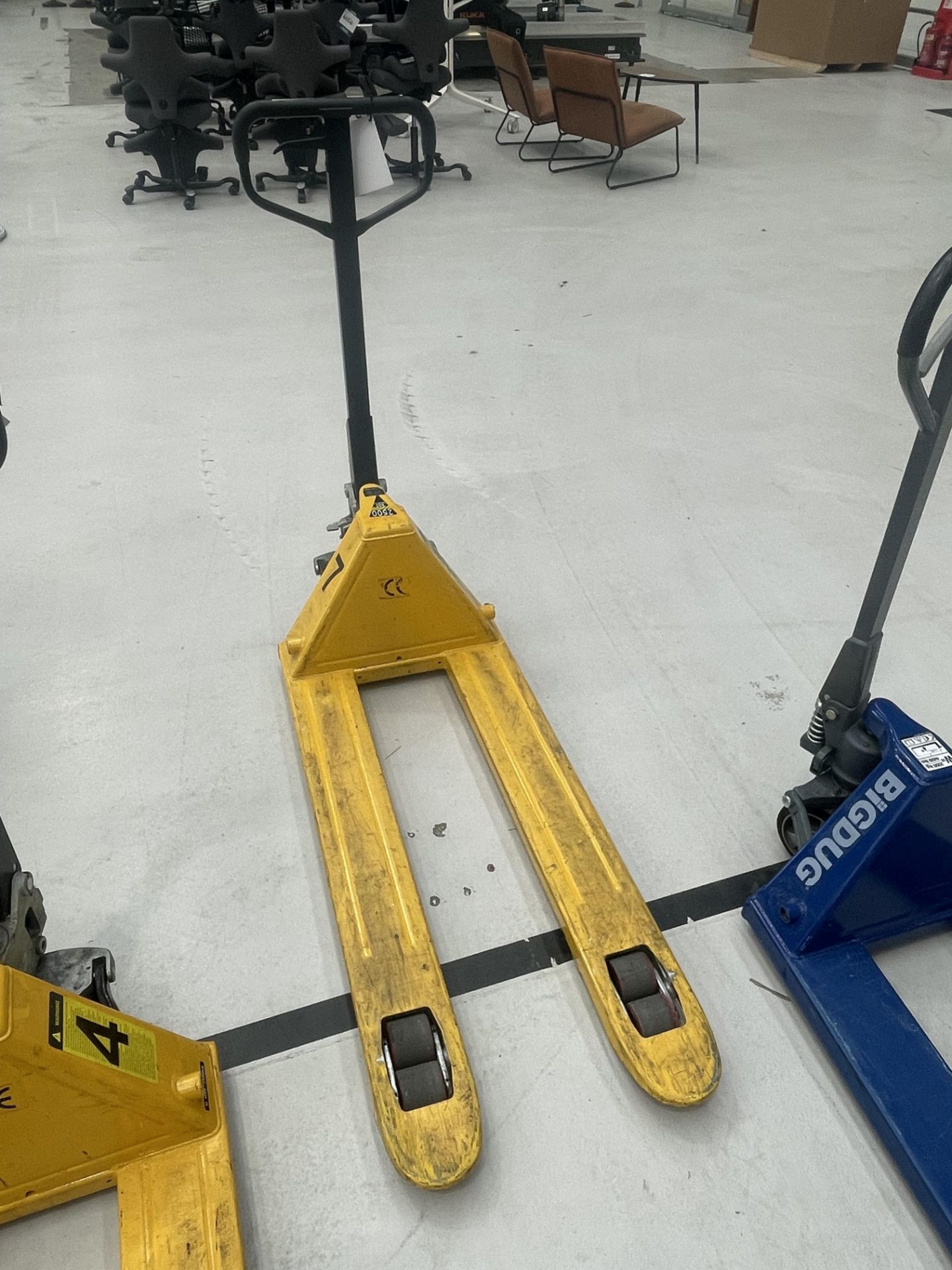 Hydraulic 2500kg pallet truck (retained until end of clearance) - Image 2 of 3