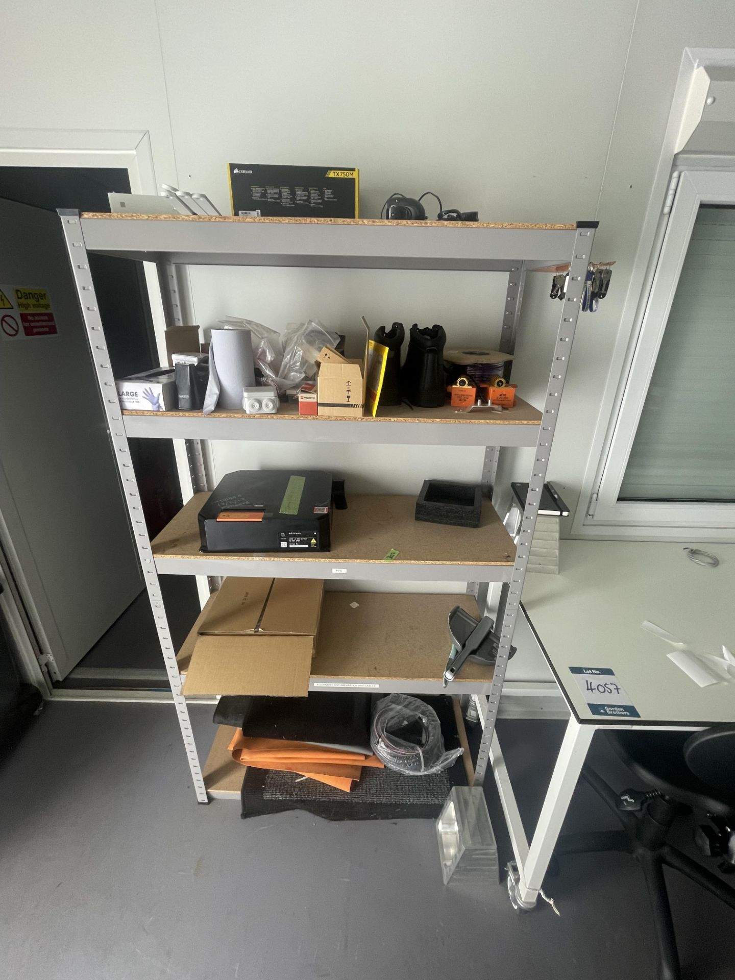 Multi-drawer tool storage cabinet on wheels, desks and shelving - Bild 6 aus 10