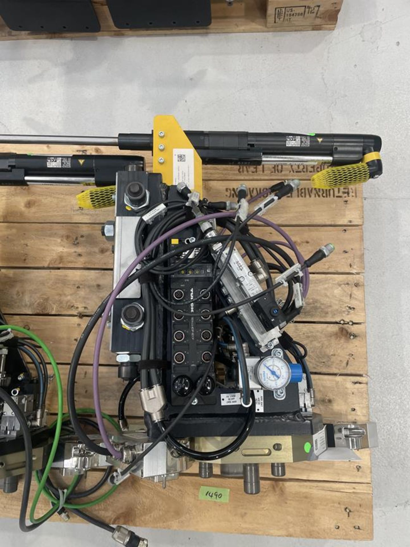 Robot mounted bolt/stud tightening consol with tooling, connectors, pipework and quick change head - Image 2 of 5