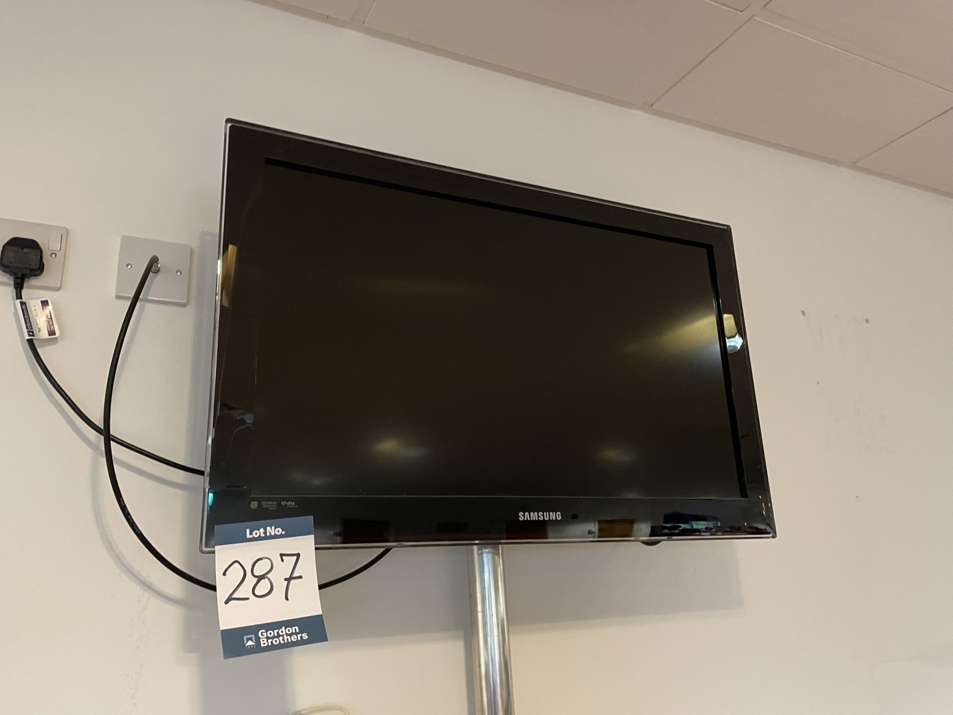 Samsung, 32" wall mounted flat screen television