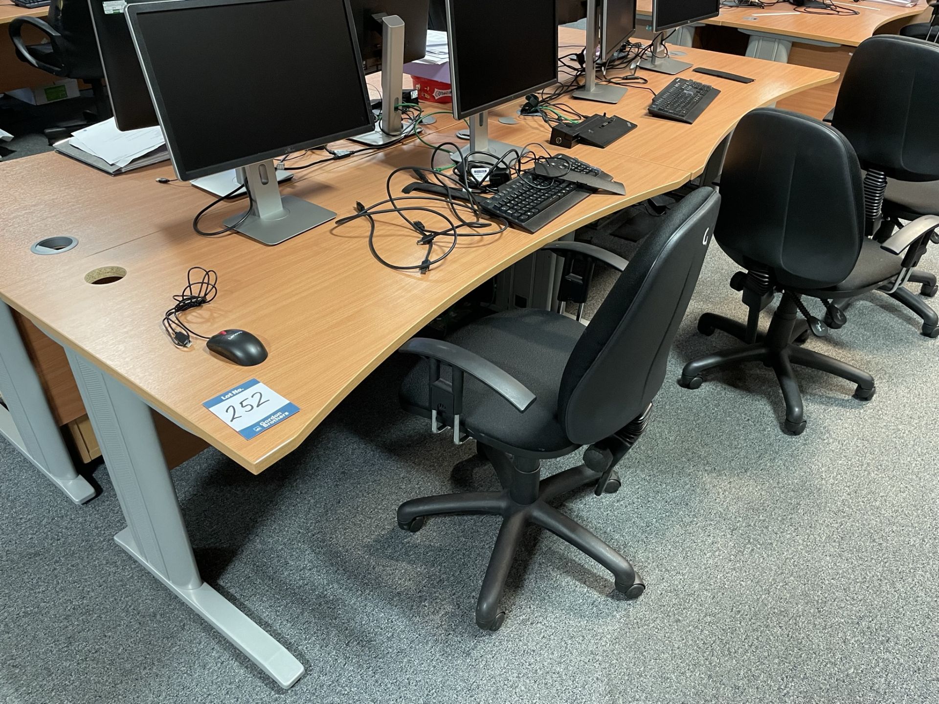 4x (no.) curved front light oak veneer desks, 5x (no.) operator chairs and 2x (no.) pedestals - Image 2 of 2