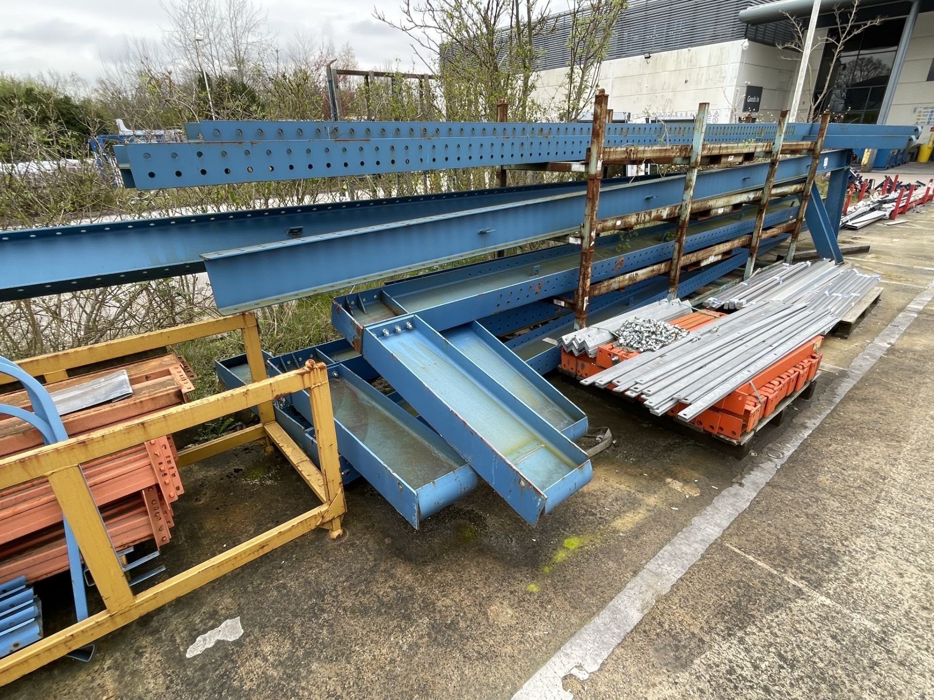 Dismantled heavy duty cantilever racking system and components (excluding 4x (no.) support - Bild 5 aus 5
